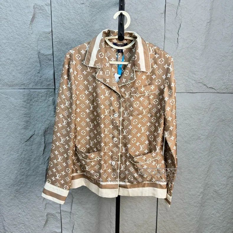Louis Vuitton Louis Vuitton SS23 Silk presbyopic full logo shirt Size XS / US 0-2 / IT 36-38 - 1 Thumbnail