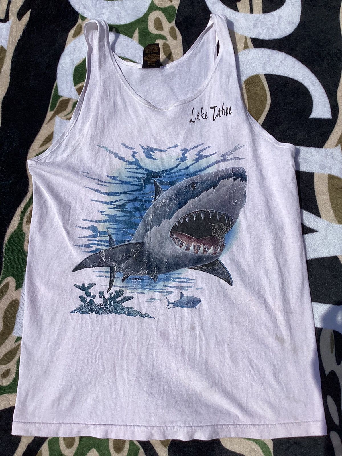 Vintage Vintage 90s thrashed lake Tahoe, shark tank top Size US M / EU 48-50 / 2 - 1 Thumbnail