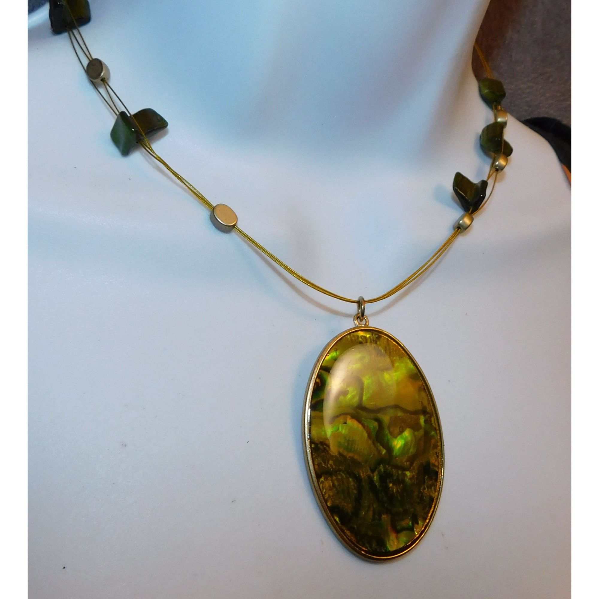 Other Mermaidcore Green Shell Shimmer Medallion Necklace Size ONE SIZE - 3 Thumbnail