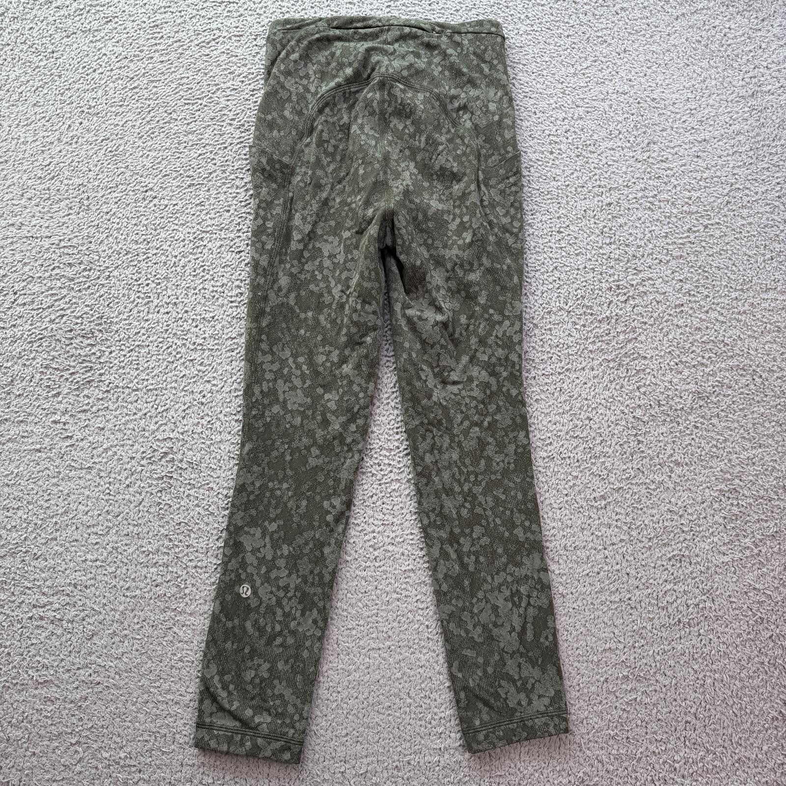 Lululemon Lululemon Floral Camo High Rise Leggings Womens 4 Yoga Pants Size 27" / US 4 / IT 40 - 2 Thumbnail