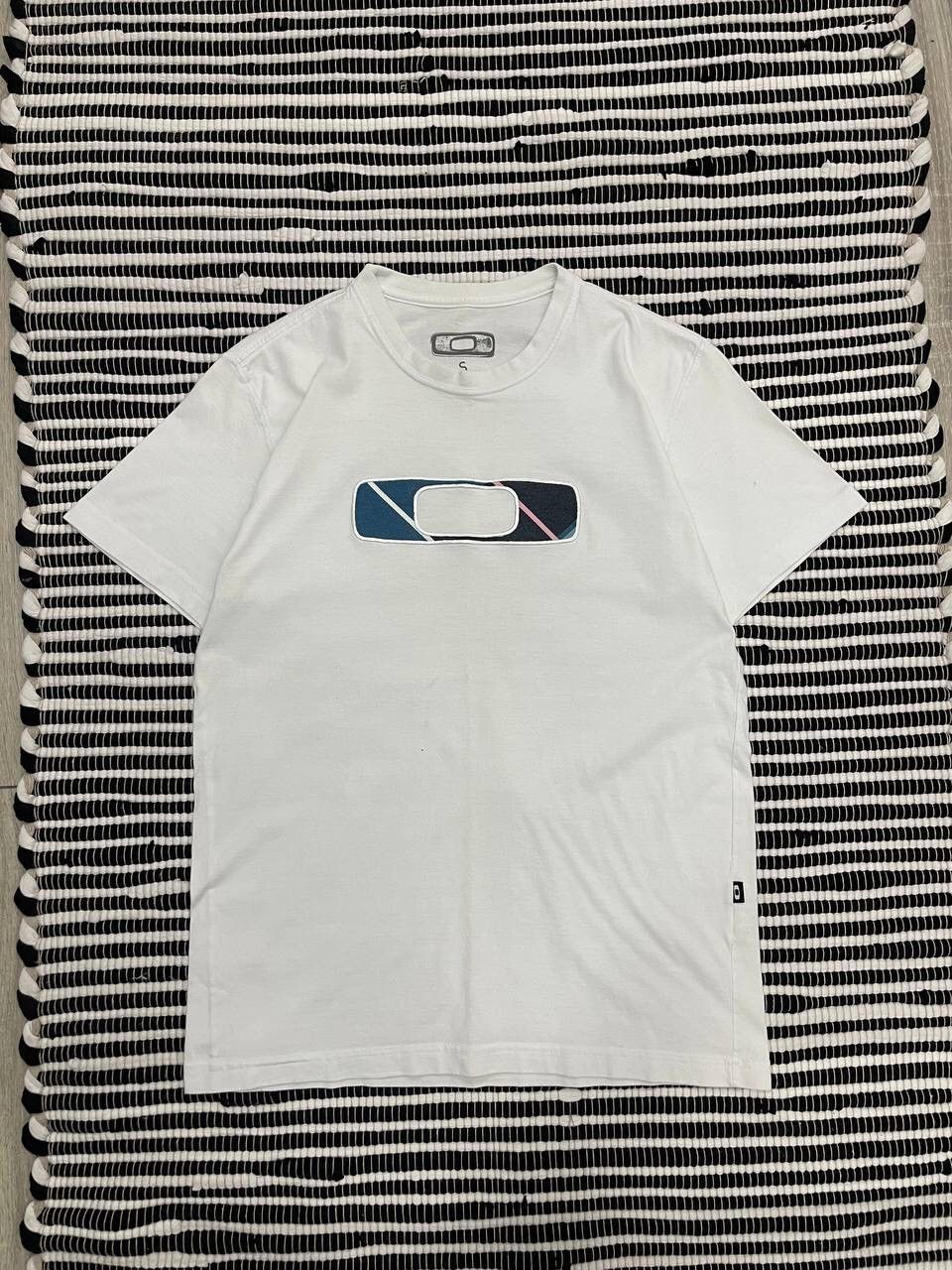 Oakley × Vintage Vintage Oakley Slim Fit Big Logo Tee T-Shirt Y2K Size US S / EU 44-46 / 1 - 1 Thumbnail