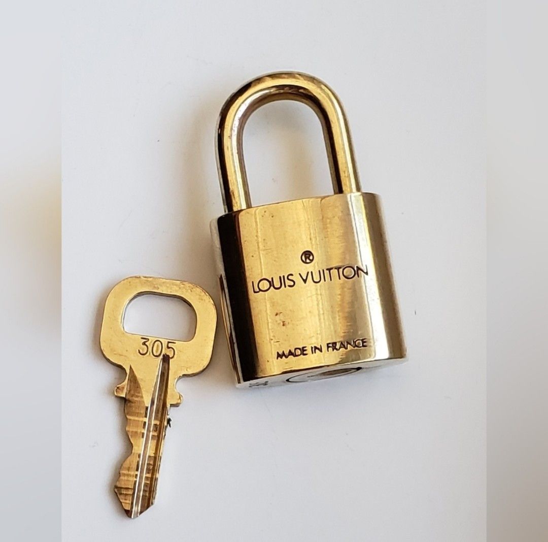Louis Vuitton Vintage Louis Vuitton padlock, #305 (made before '09) Size ONE SIZE - 2 Thumbnail