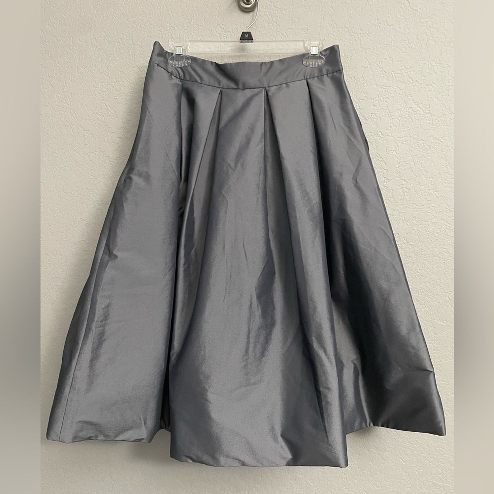 White House Black Market White House Black Market Silver Taffeta Skirt 10 Lace Top 12 Size L / US 10 / IT 46 - 12 Thumbnail