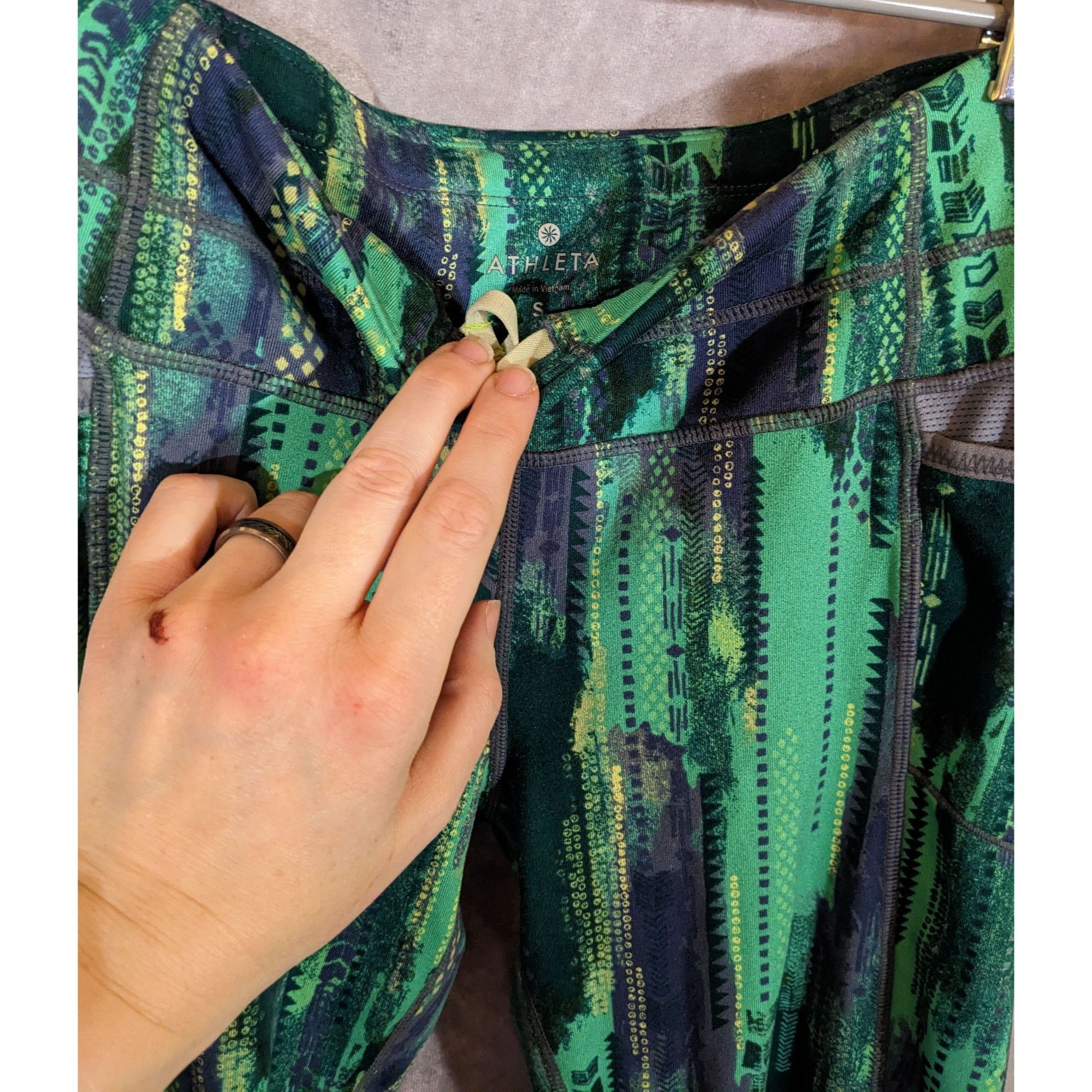 Athleta Athleta Green Abstract Print Capri Leggings With Pockets Siz Size 29" - 4 Thumbnail