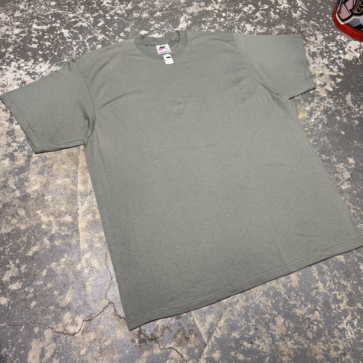 Nike Vintage Nike Green Blank No Swoosh 90s Tshirt USA Size US XL / EU 56 / 4 - 8 Thumbnail