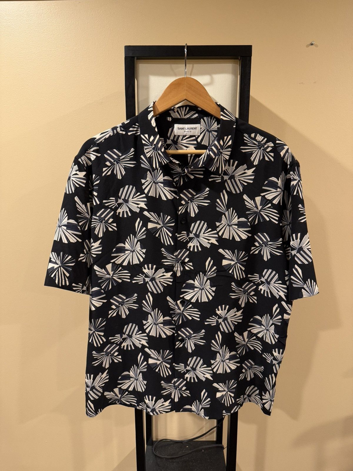 Saint Laurent Paris Saint Laurent Paris Imprime Fleur Origami Print Black Shirt Size US L / EU 52-54 / 3 - 3 Thumbnail