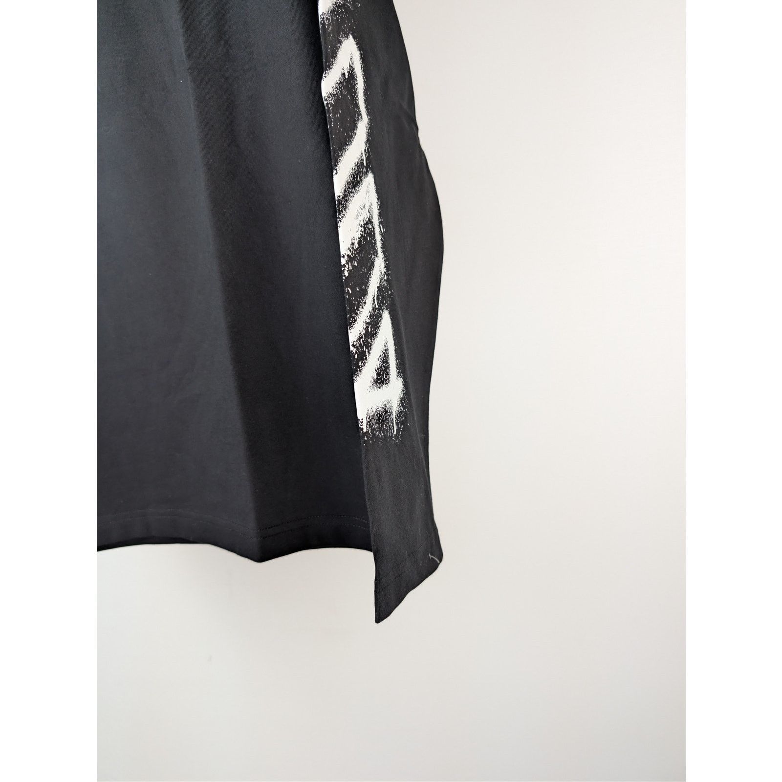 Off-White o1rshd1 Spray Can Arrow Skate L/S T-Shirt in Black Size US M / EU 48-50 / 2 - 6 Thumbnail