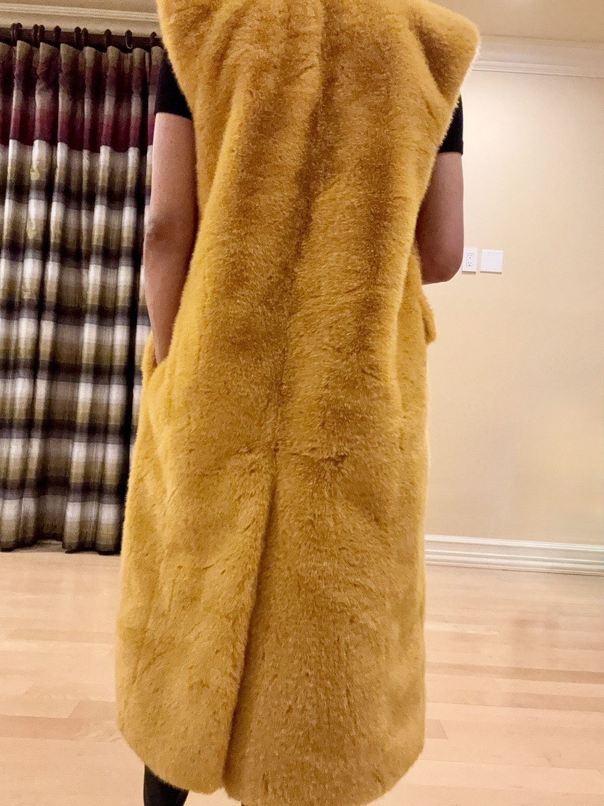 Bcbgmaxazria BCBGMaxAzria Golden Yellow Faux Fur Sleeveless Vest Size S / US 4 / IT 40 - 5 Thumbnail