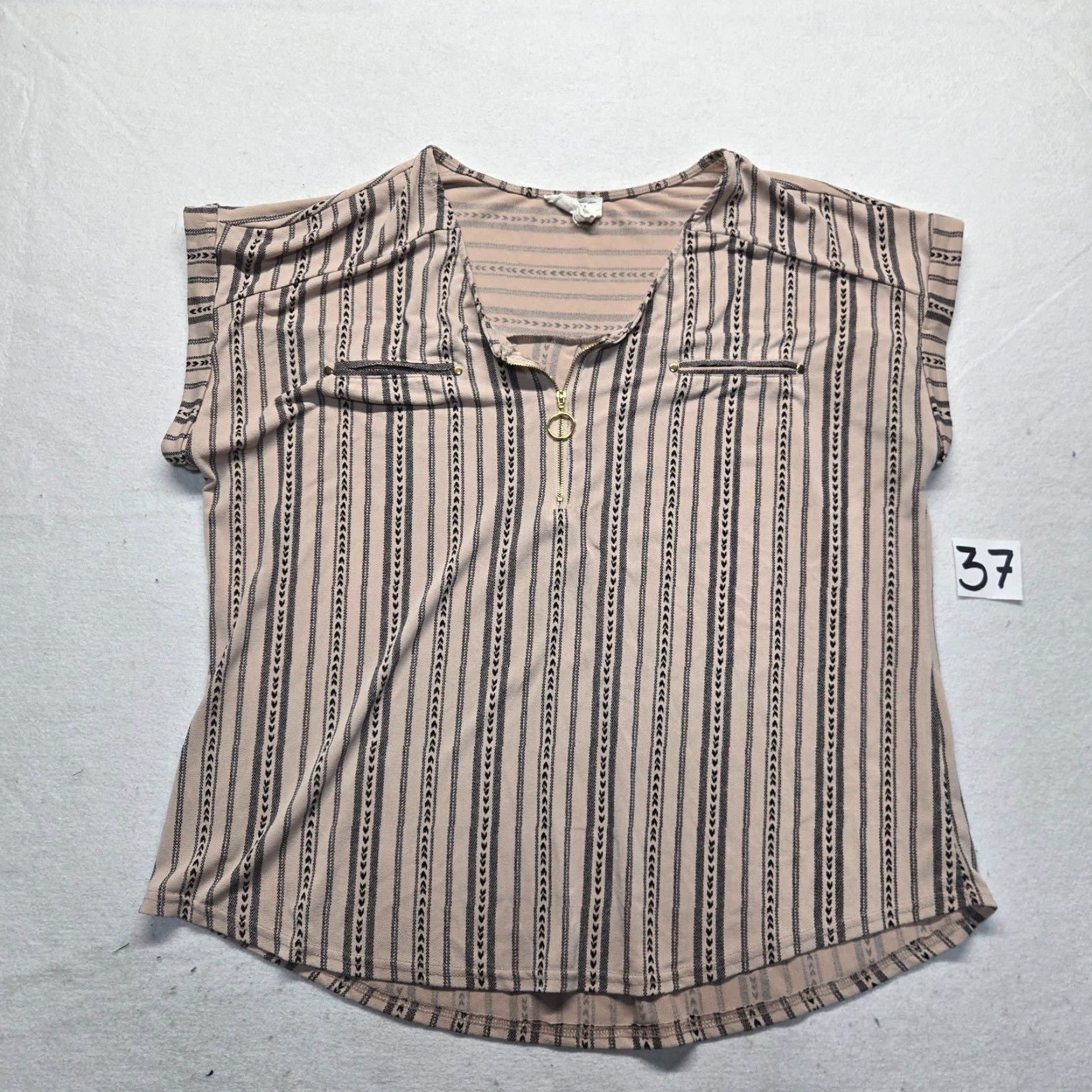 Arrow Flower & Feather Shirt Blouse Cap Sleeve Tan & Black Arrows 2XL Zip Pockets V-Neck Women Regular Size XXL / US 16-18 / IT 52-54 - 2 Thumbnail
