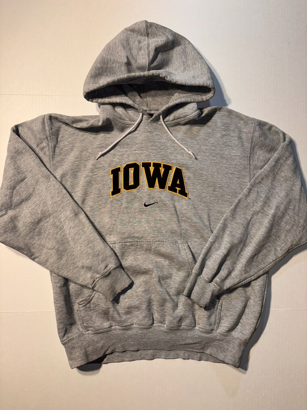 Nike Vtg Iowa Hawkeyes Nike Embroidered Center Check Y2K Hoodie Size US M / EU 48-50 / 2 - 1 Thumbnail