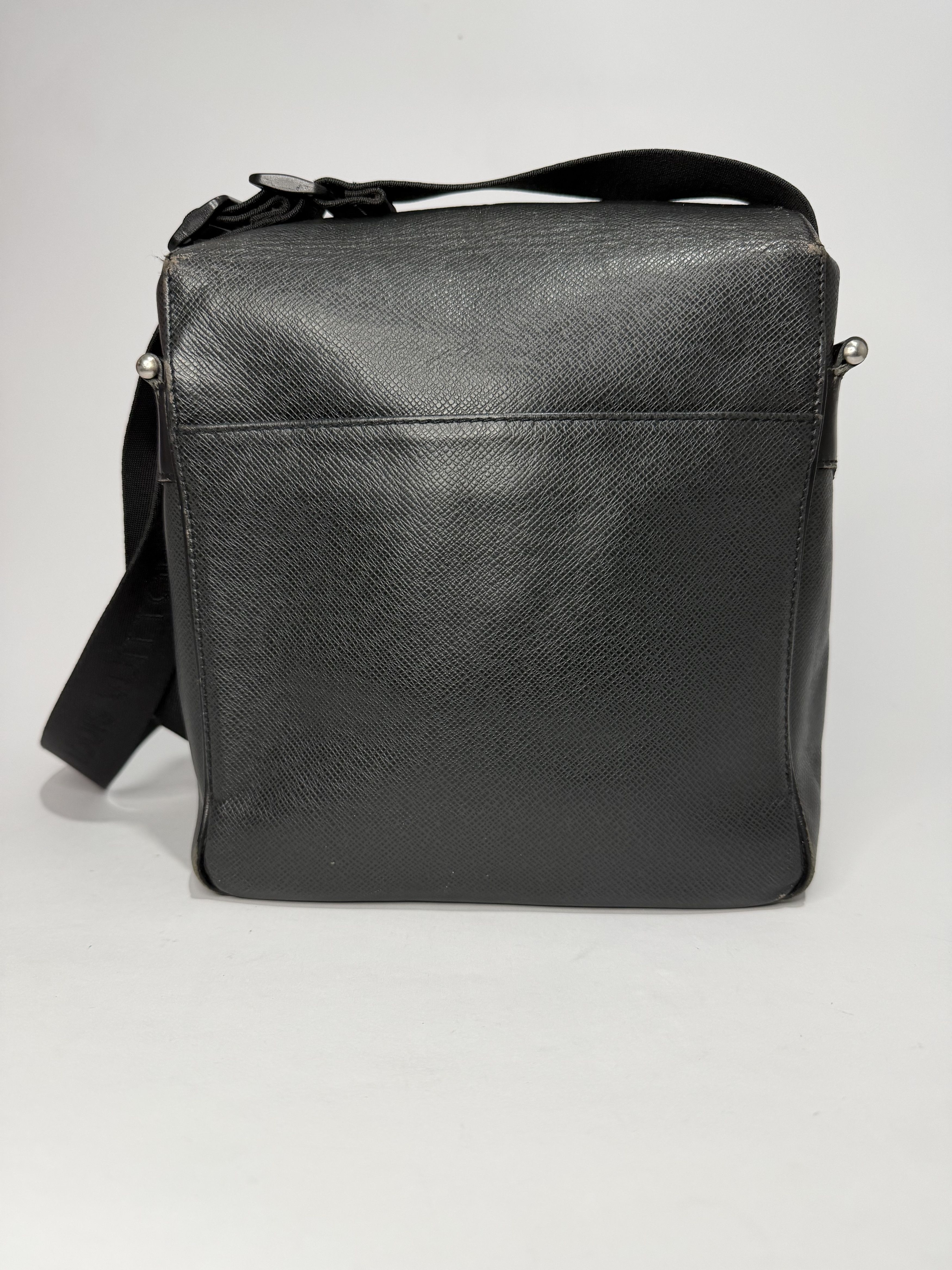 Louis Vuitton LOUIS VUITTON Black Taiga Leather Yaranga Porte Messenger Size ONE SIZE - 4 Thumbnail