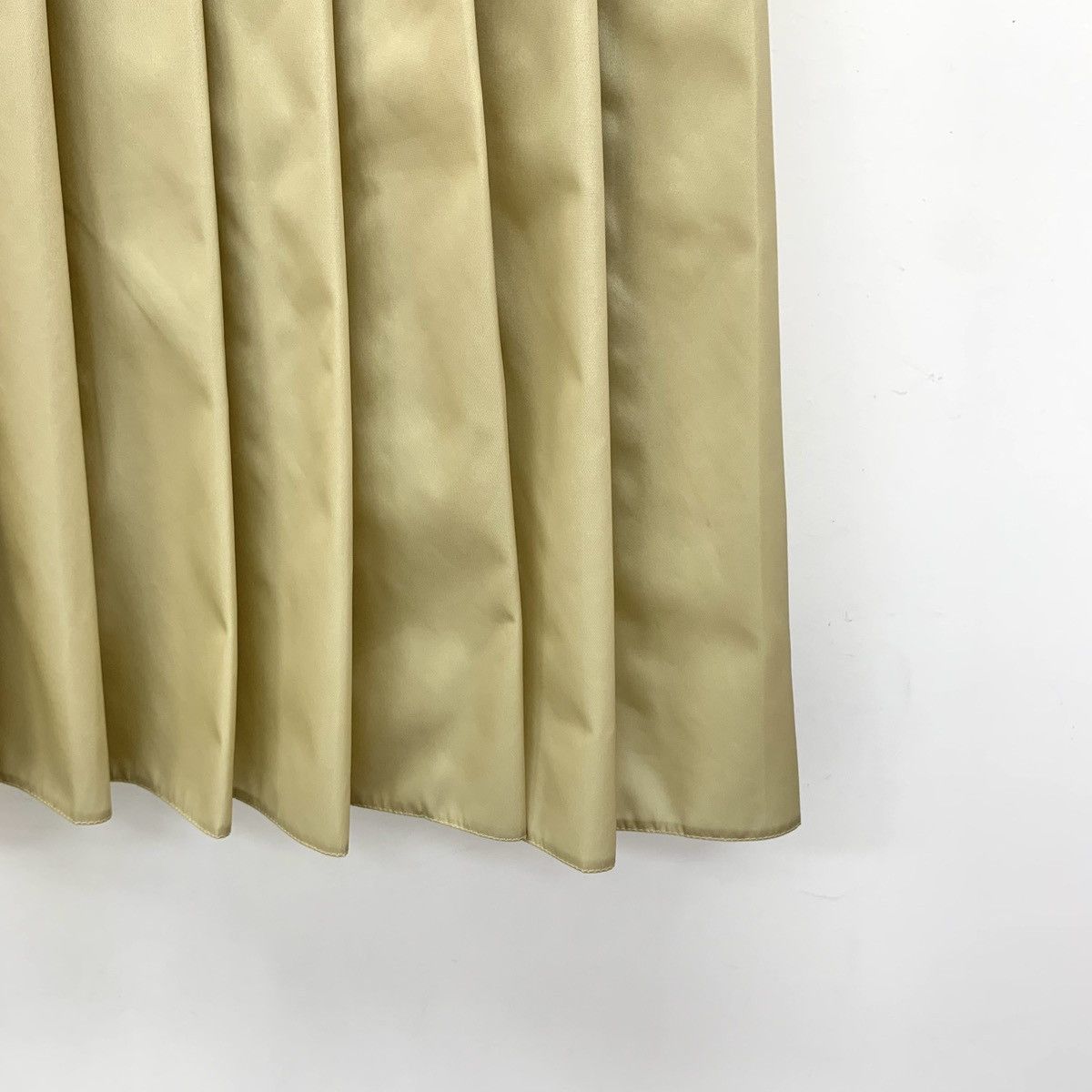 Prada Prada 2022 Khaki Triangle Logo Pleated Skirt K26WX Size 25" / US 0 / IT 36 - 4 Thumbnail