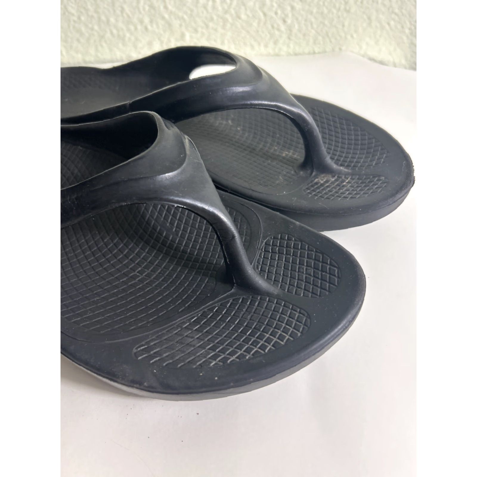 Vintage OOFOS Slides Thong Sandals Women 11 42 Black recovery UV logo? Size US 11 / IT 41 - 2 Thumbnail