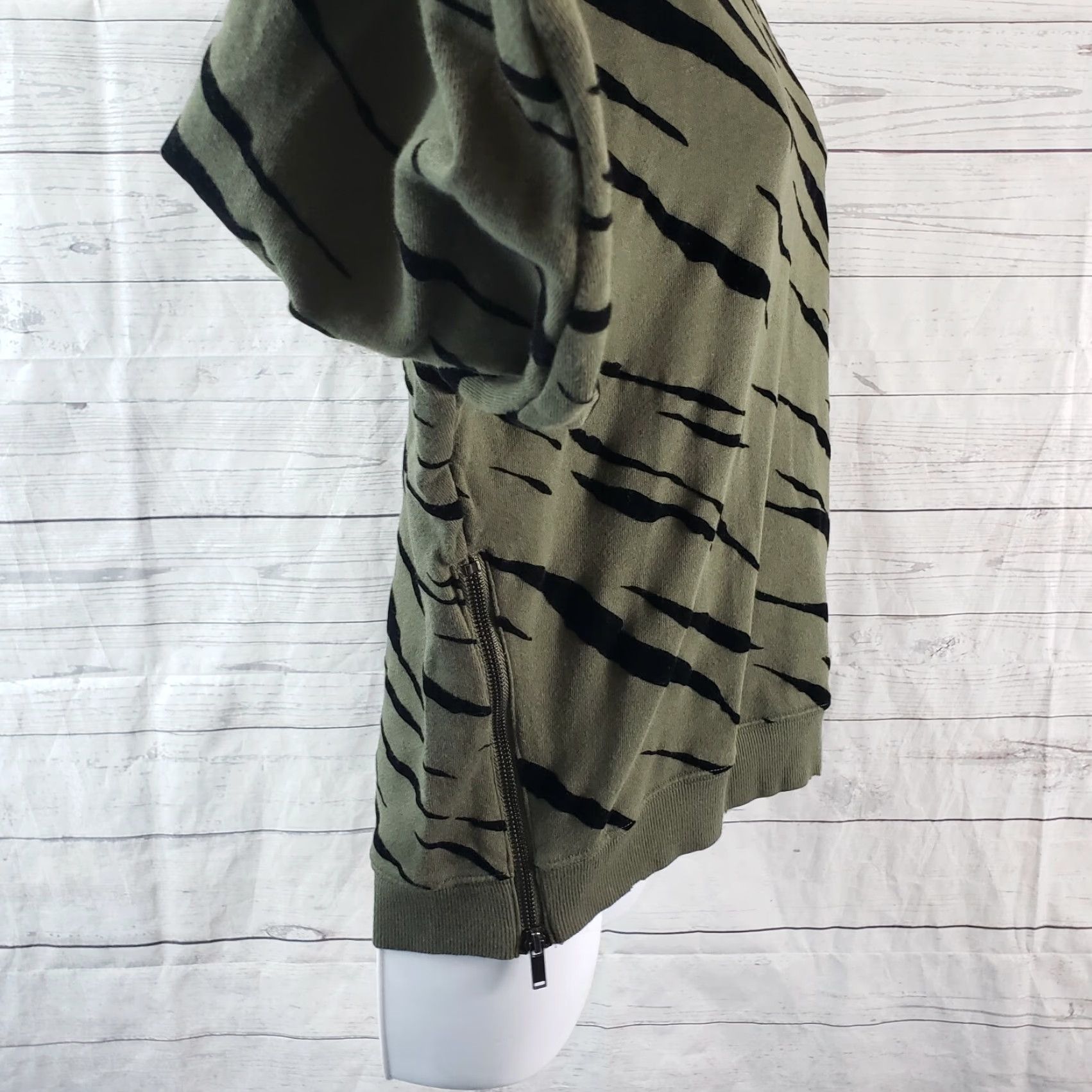 Rails Rails Womens Marlo Flocked Sweatshirt Sz Medium Green Tiger Print Cotton Blend Shirt Pullover Womens Size M Tiger Pattern Vintage No Size M / US 6-8 / IT 42-44 - 4 Thumbnail