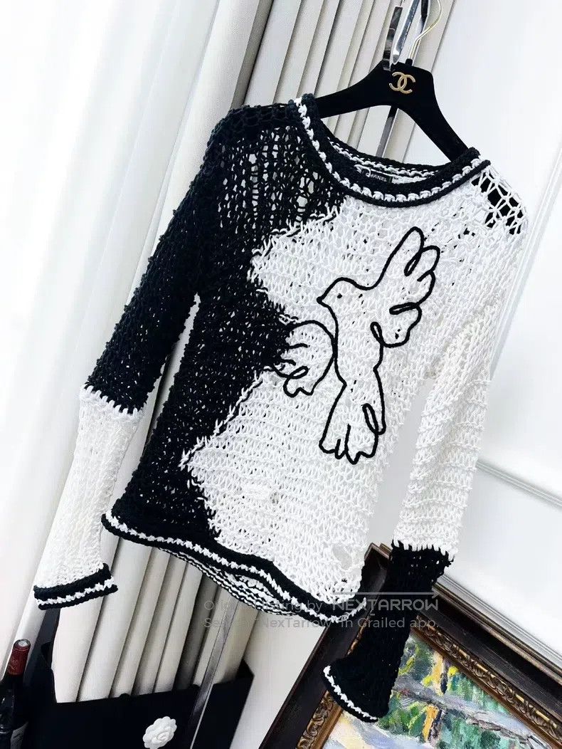 Chanel 22C black and white hollow crochet flower peace pig