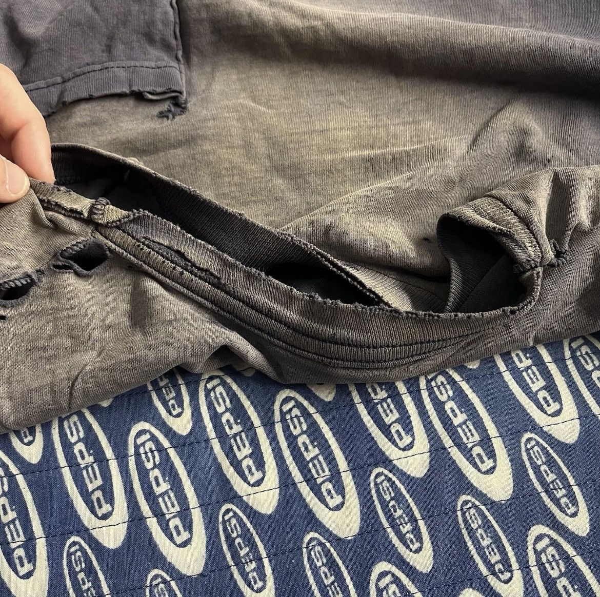 Fruit Of The Loom Vtg 90s Fruit of the Loom Sunfaded Faded Pocket Shirt Navy Size US XL / EU 56 / 4 - 12 Thumbnail