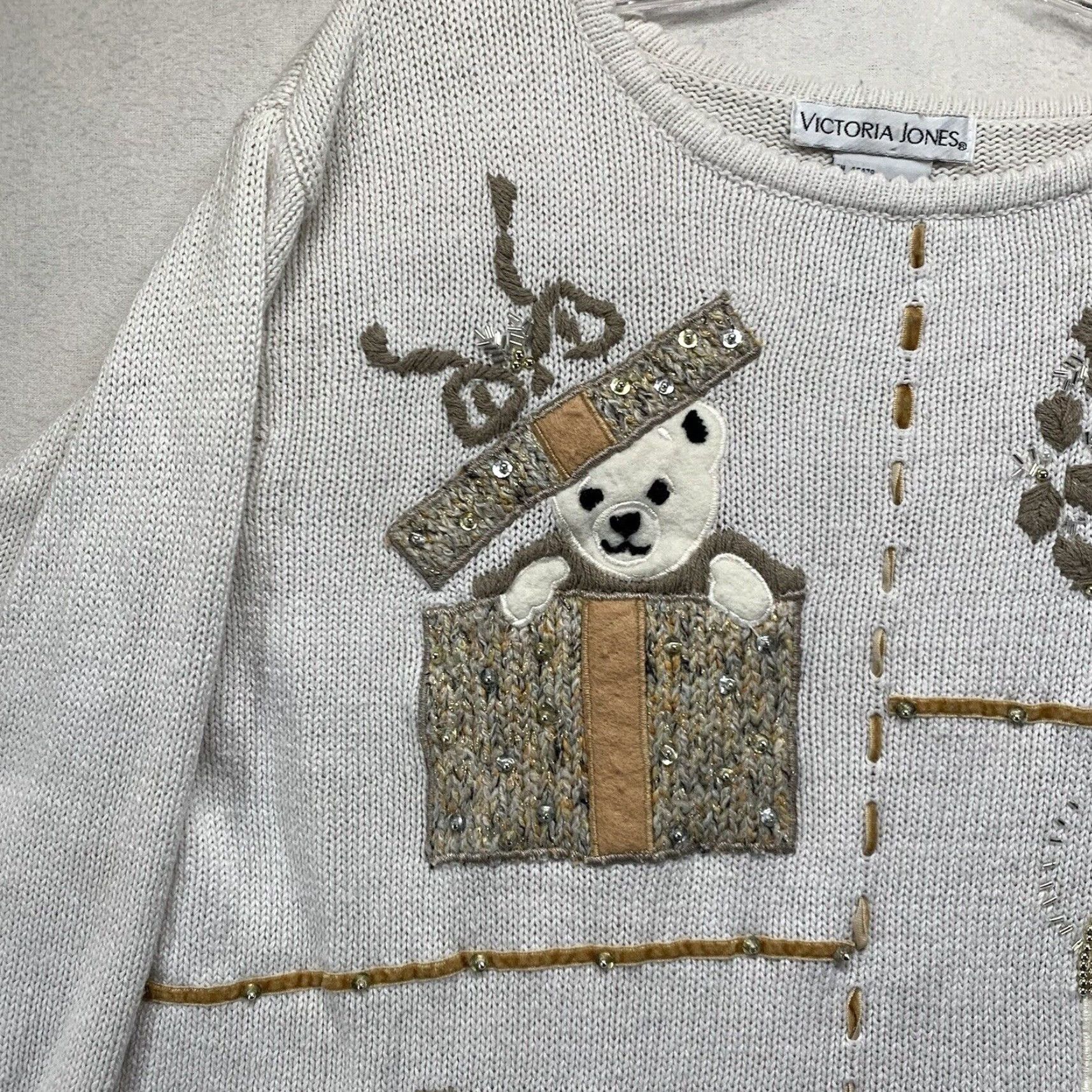 Vintage VINTAGE Victoria Jones Christmas Sweater Medium White Embroidered Geometric Pullover Holiday Retro Womens Size M / US 6-8 / IT 42-44 - 6 Thumbnail