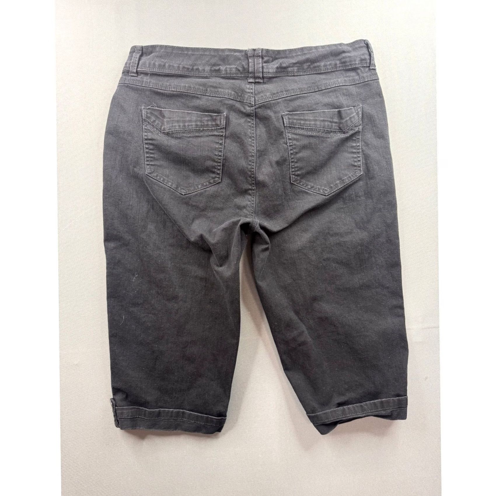 Gloria Vanderbilt Gloria Vanderbilt Skimmer Shorts Black Denim 12 Womens Slim Knee Length Cuffed 5-Pocket Design Stretch Flat Front Mid Rise Casual Workwear Size 24" / US 00 / IT 34 - 4 Thumbnail