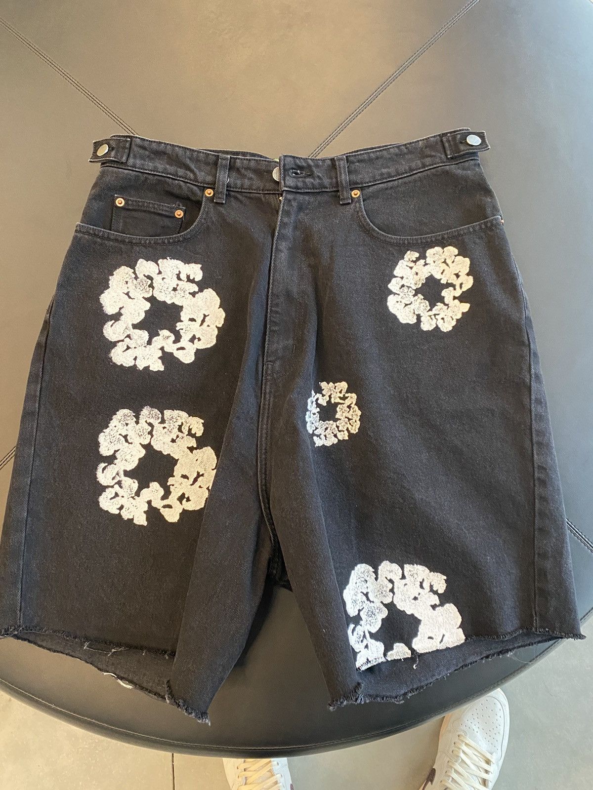 DENIM TEARS Denim Tears x Levi’s Cotton Wreath Jean Short Black Size US 36 / EU 52 - 1 Thumbnail