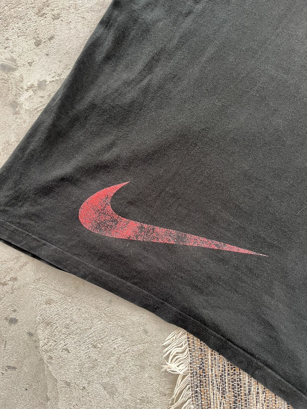 Nike 90s Vintage Nike Black Center logo Tshirt Big Swoosh Back Size US L / EU 52-54 / 3 - 12 Thumbnail