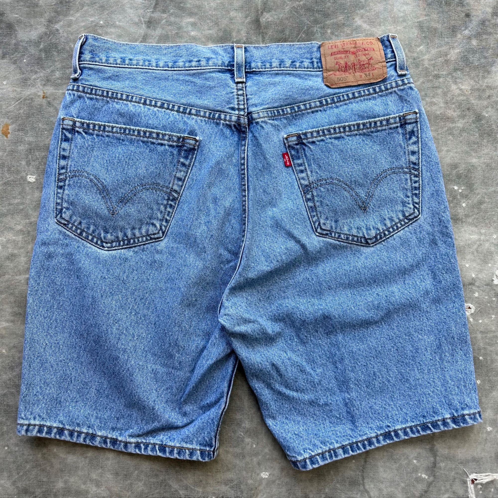 Vintage Vintage Levi’s 505 Lightwash Denim Shorts Jorts Size US 33 - 2 Thumbnail