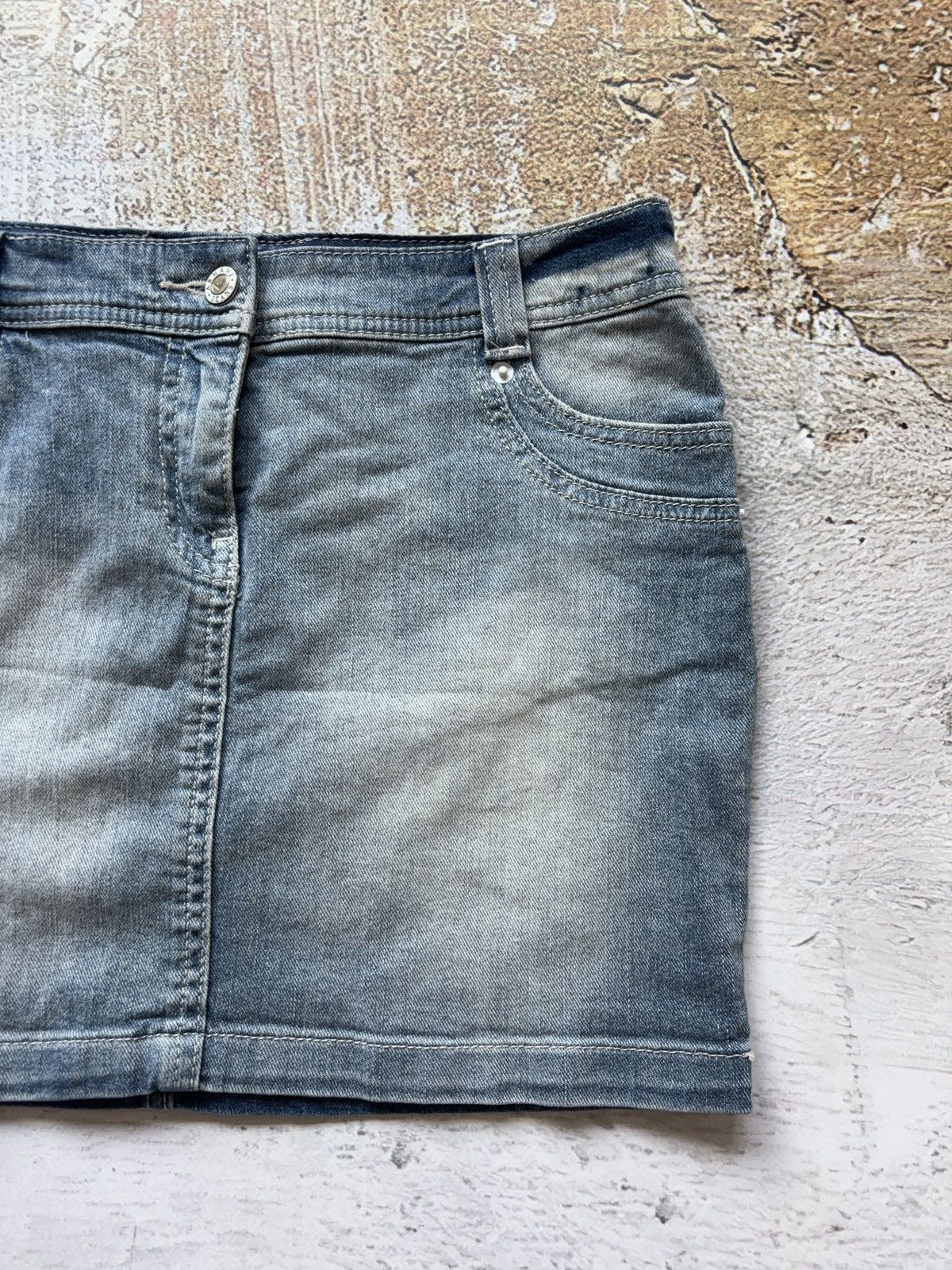 Armani Armani Jeans vintage washed mini denim basic skirt Size 26" / US 2 / IT 38 - 9 Thumbnail
