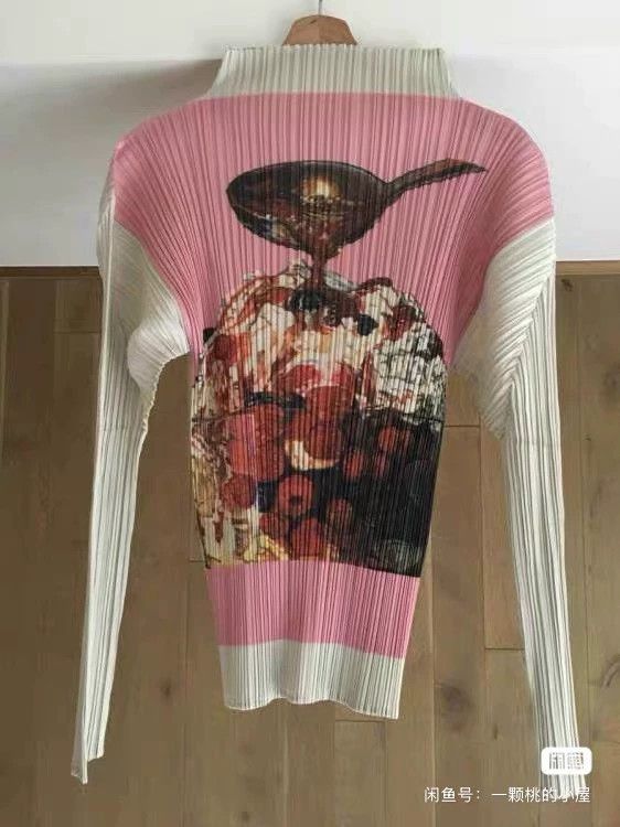 Issey Miyake Issey Miyake A pinkish-gray ice cream pleated top Size S / US 4 / IT 40 - 1 Thumbnail