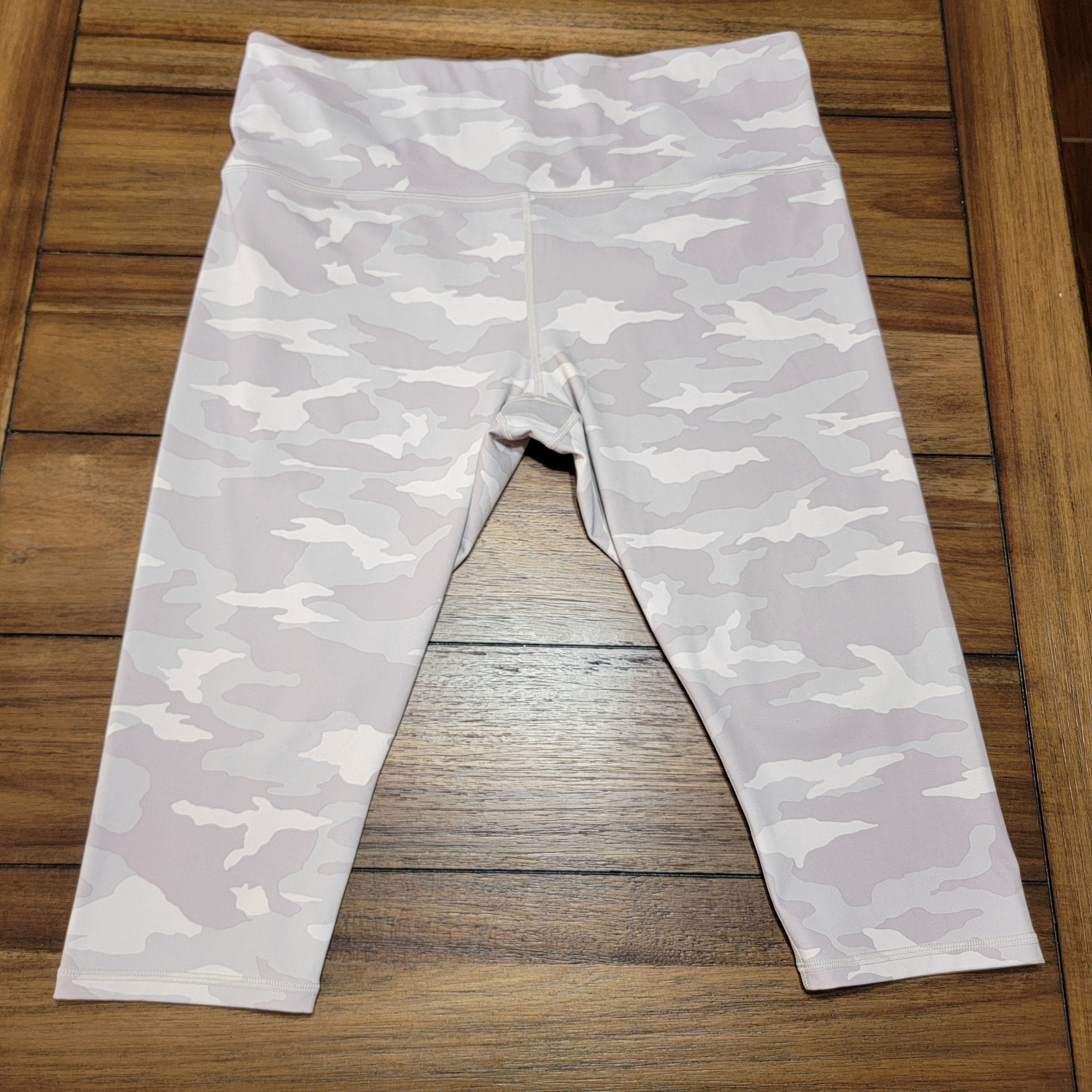 Athleta Athleta Elation Camo Crop Leggings White/Grey - Size XL Size 36" / US 14 / IT 50 - 1 Thumbnail
