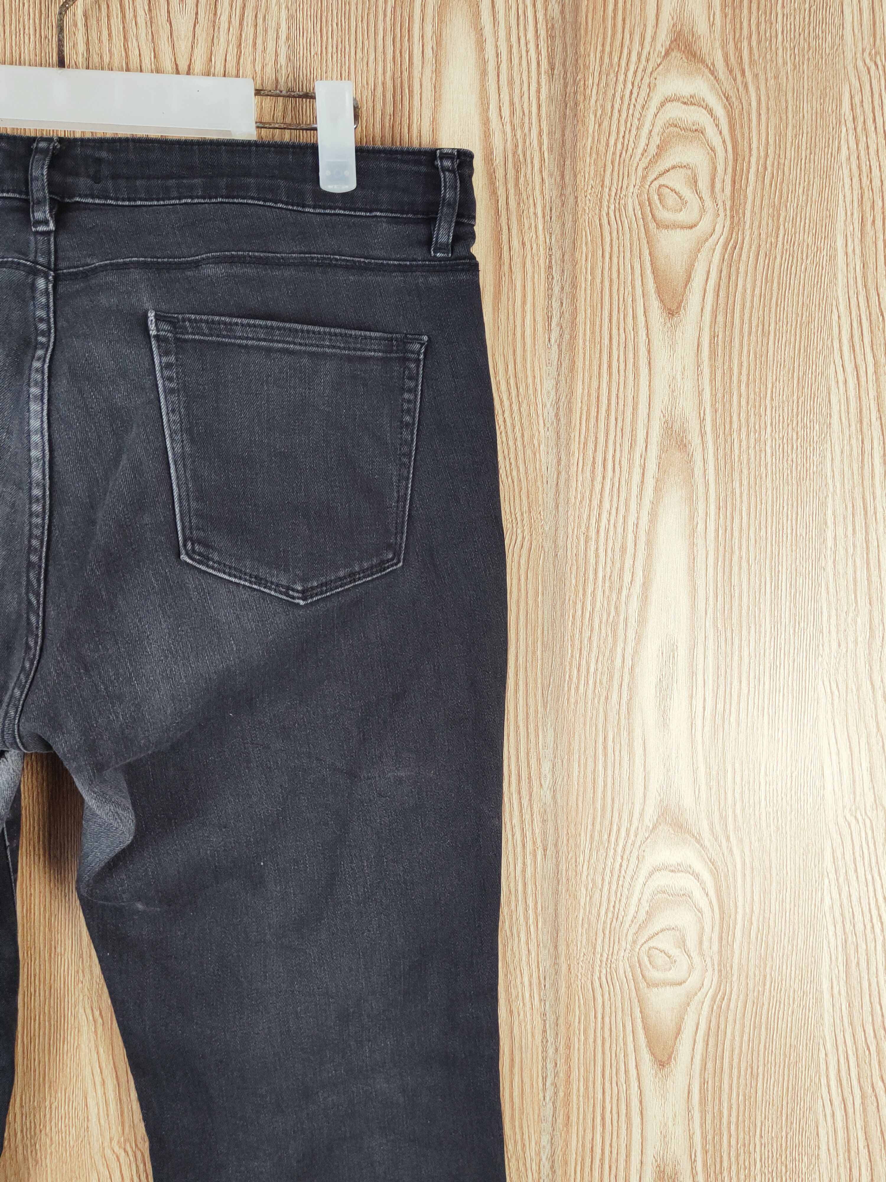 Japanese Brand Uniqlo Black Distressed Ripped Jeans #W073 Size US 31 - 11 Thumbnail