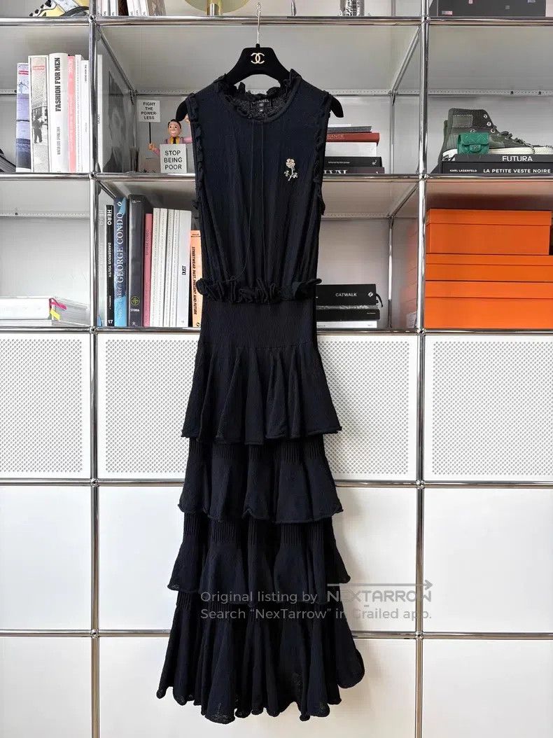 Chanel Chanel 25A black camelia brooch cake skirt dinner dress lo Size XS / US 0-2 / IT 36-38 - 1 Thumbnail