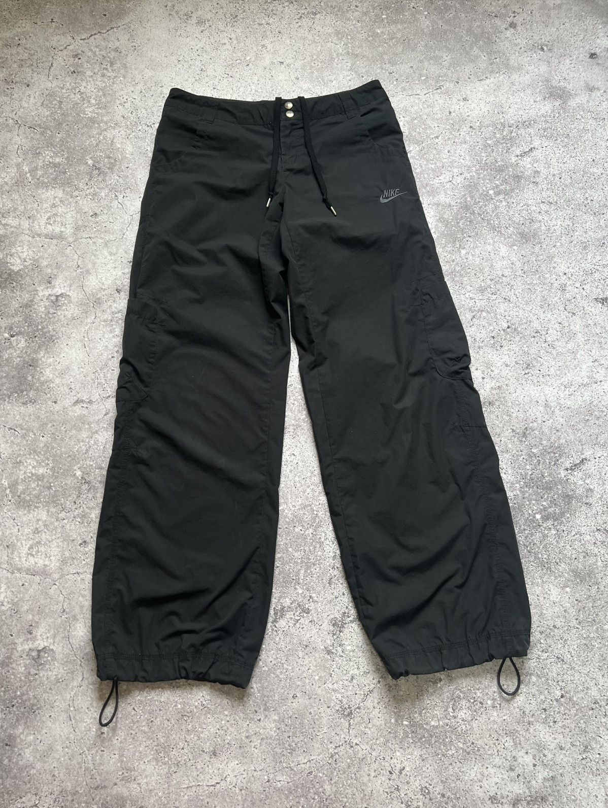 Vintage Vintage Nike Y2K Swoosh Cargo Pants Size 32" / US 10 / IT 46 - 1 Thumbnail