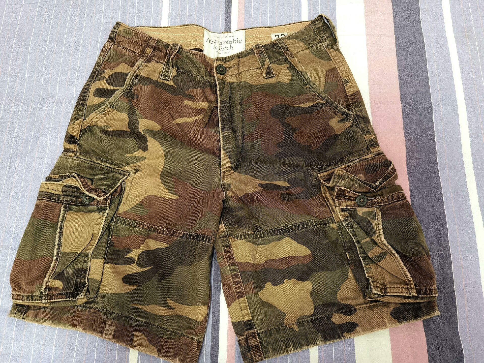Abercrombie & Fitch AF 2007 Green Camo Cargo Shorts Size US 32 / EU 48 - 1 Thumbnail