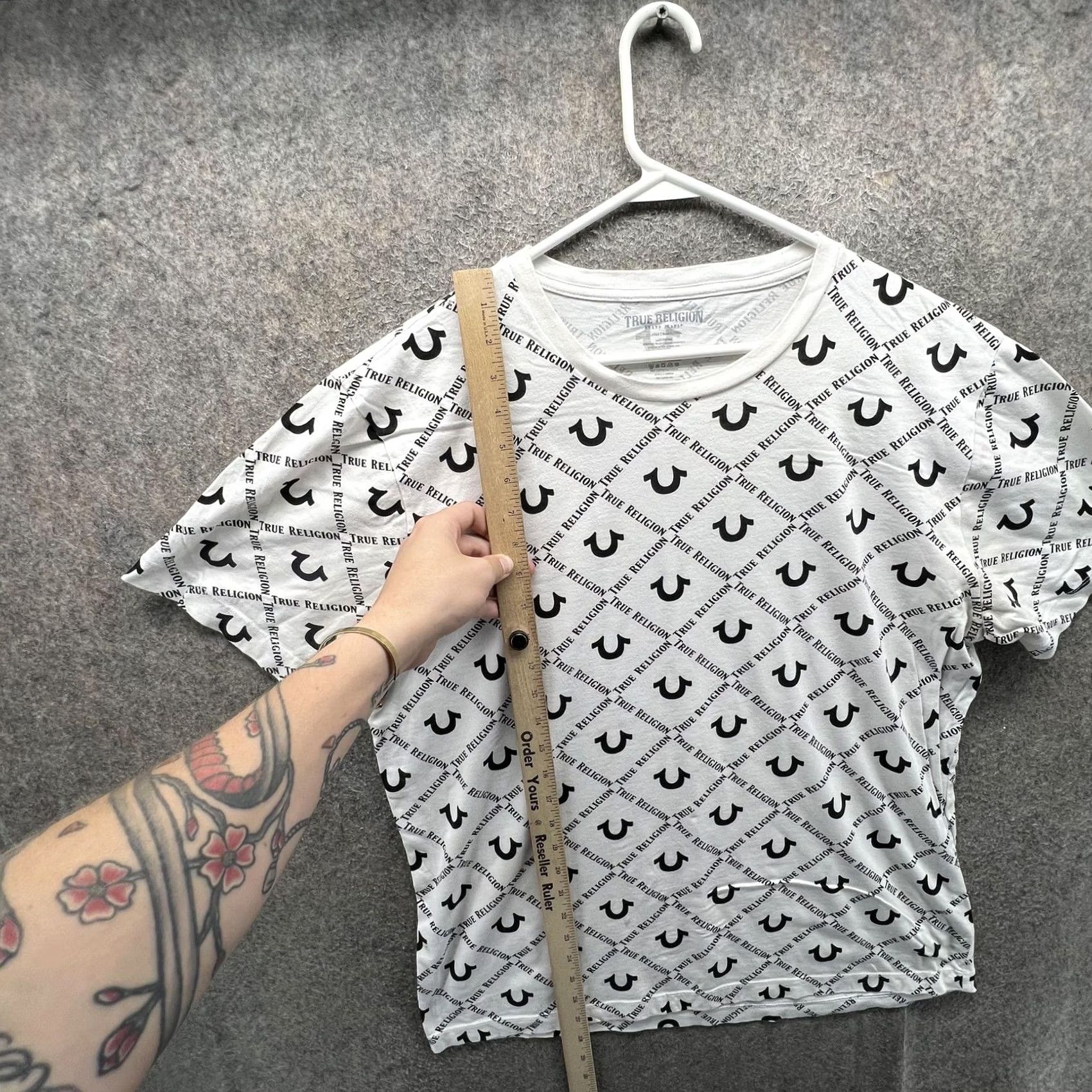 True Religion True Religion Shirt Mens 2XL White Allover Horseshoe Logo Graphic Tee Tagless Shirt Mens 2XL White Graphic Print Logo Tee Size US XXL / EU 58 / 5 - 5 Thumbnail
