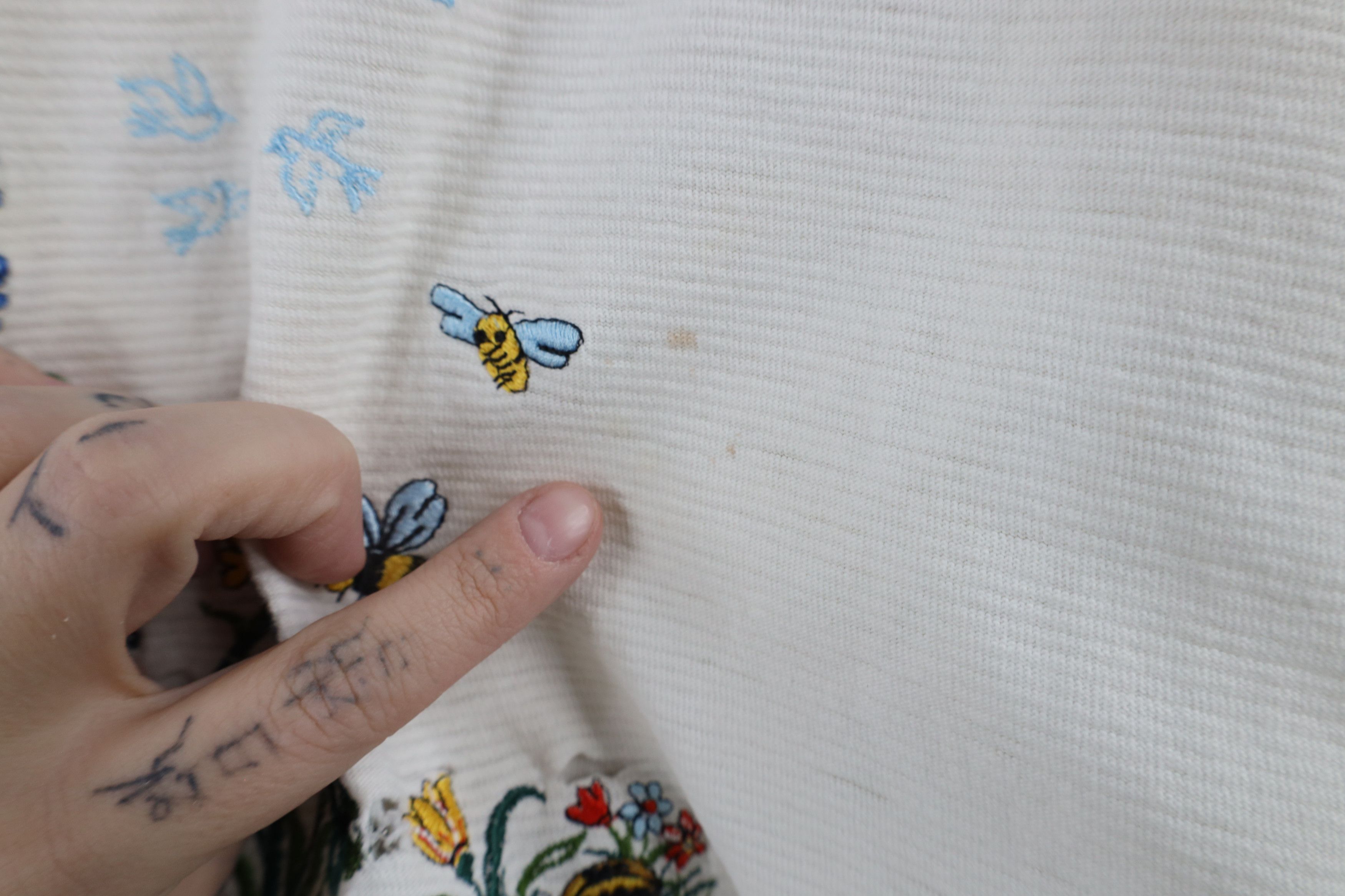 Vintage Vintage 90s Streetwear Canada Flower Bees Nature T-Shirt Size L / US 10 / IT 46 - 5 Thumbnail