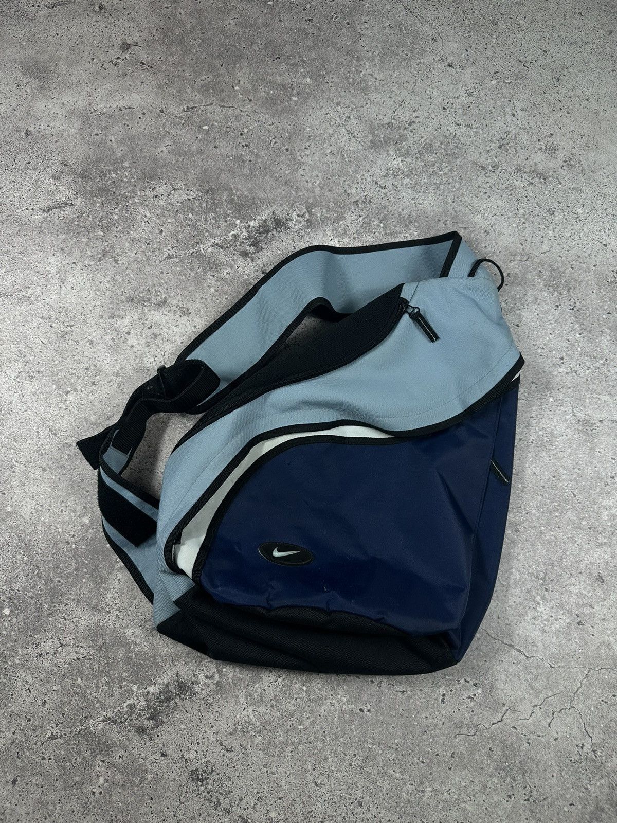 Nike Nike vintage sling bag | Grailed