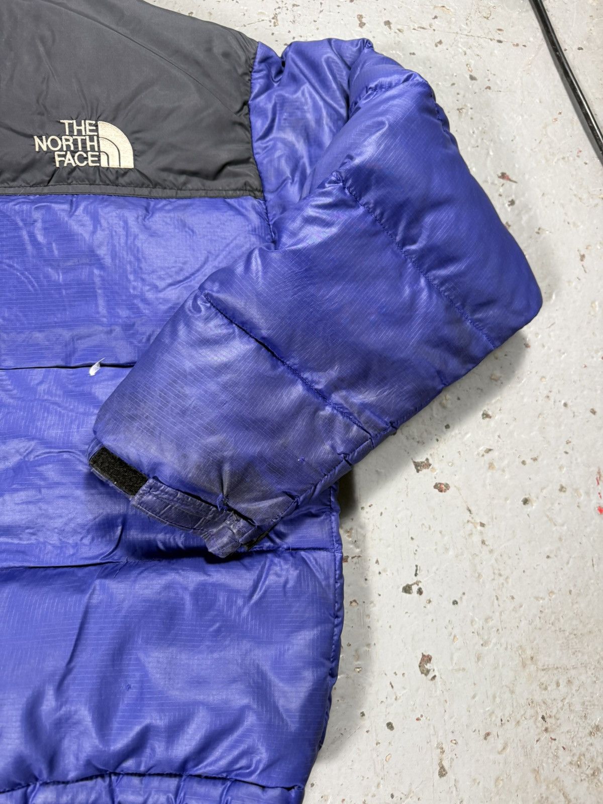 The North Face Distressed North Face Puffer Jacket Size US L / EU 52-54 / 3 - 11 Thumbnail