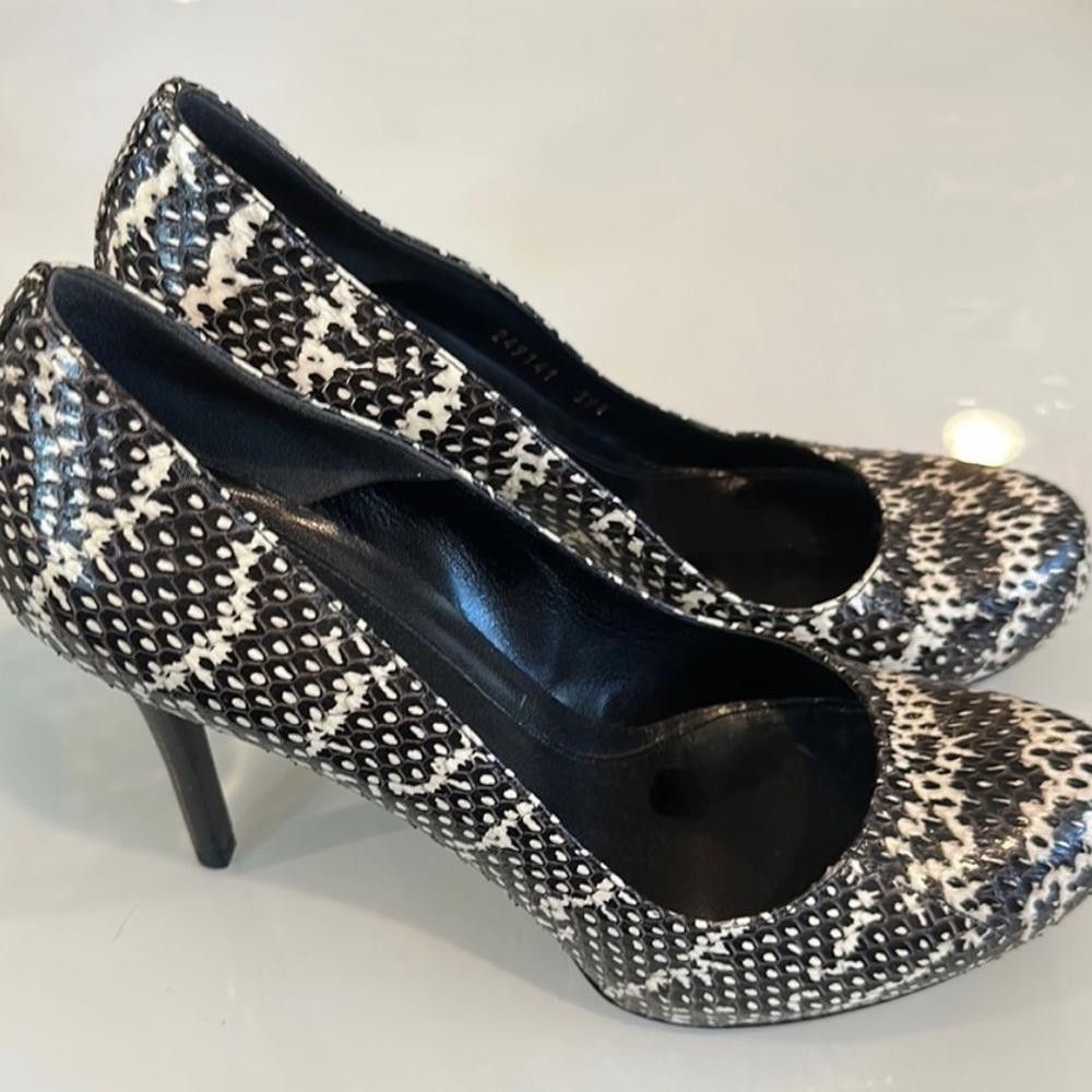 Alexander McQueen Alexander McQueen Black White Snakeskin Round Toe Heels 39.5 Size US 8.5 / IT 38.5 - 2 Thumbnail