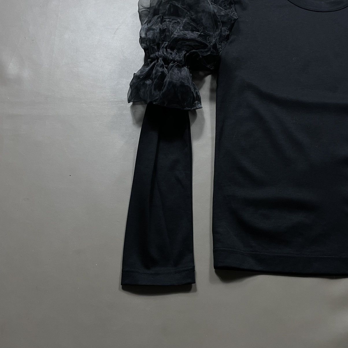 Comme des Garcons NOR KEI NINOMIYA BLACK ORGANZA SLEEVE T-SHIRT Size S / US 4 / IT 40 - 4 Thumbnail