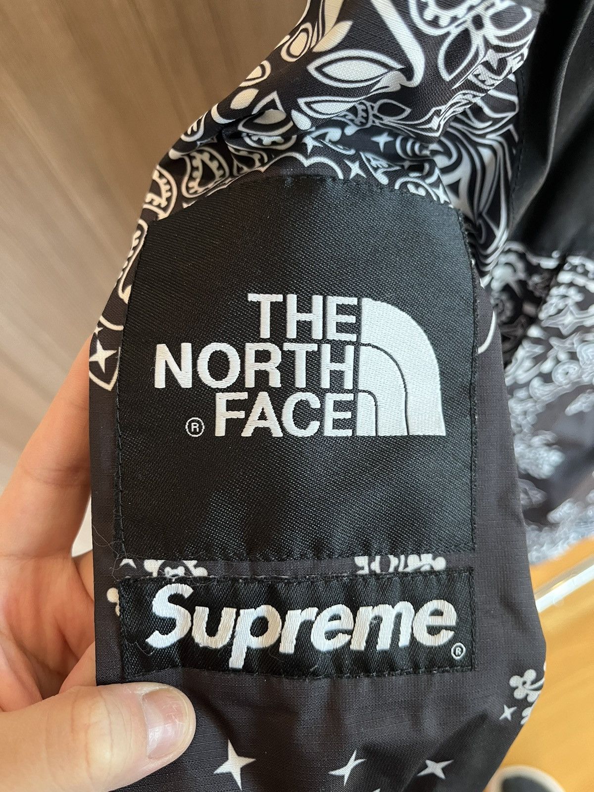 Supreme × The North Face Supreme x TNF Black Bandana Mountain Jacket Size US L / EU 52-54 / 3 - 2 Thumbnail