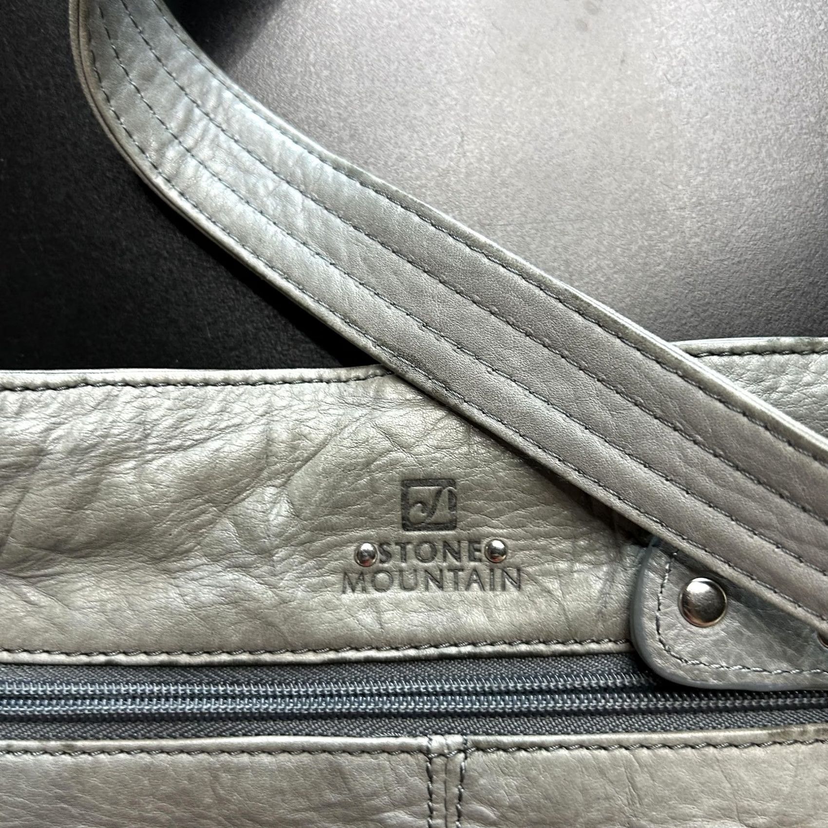 Vintage Stone Mountain Crossbody Bag Womens Medium Gray Leather Zip Pockets Adj Strap Size ONE SIZE - 5 Thumbnail