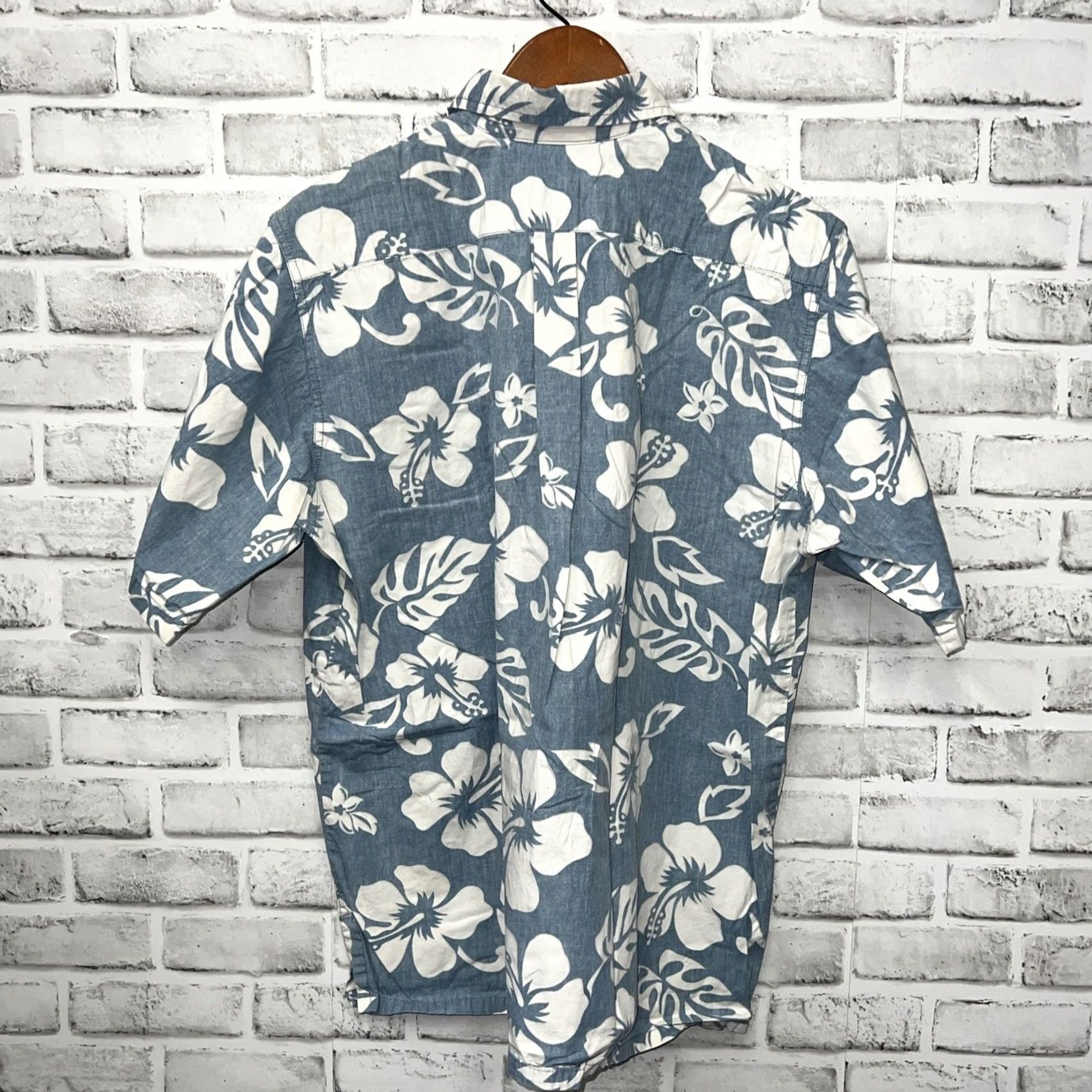 Vivobarefoot Go Barefoot Blue Hawaiian Button-Up Shirt Mens L Short Sleeve Button-Up Shirt Mens L Blues Hawaiian Theme Size US L / EU 52-54 / 3 - 4 Thumbnail