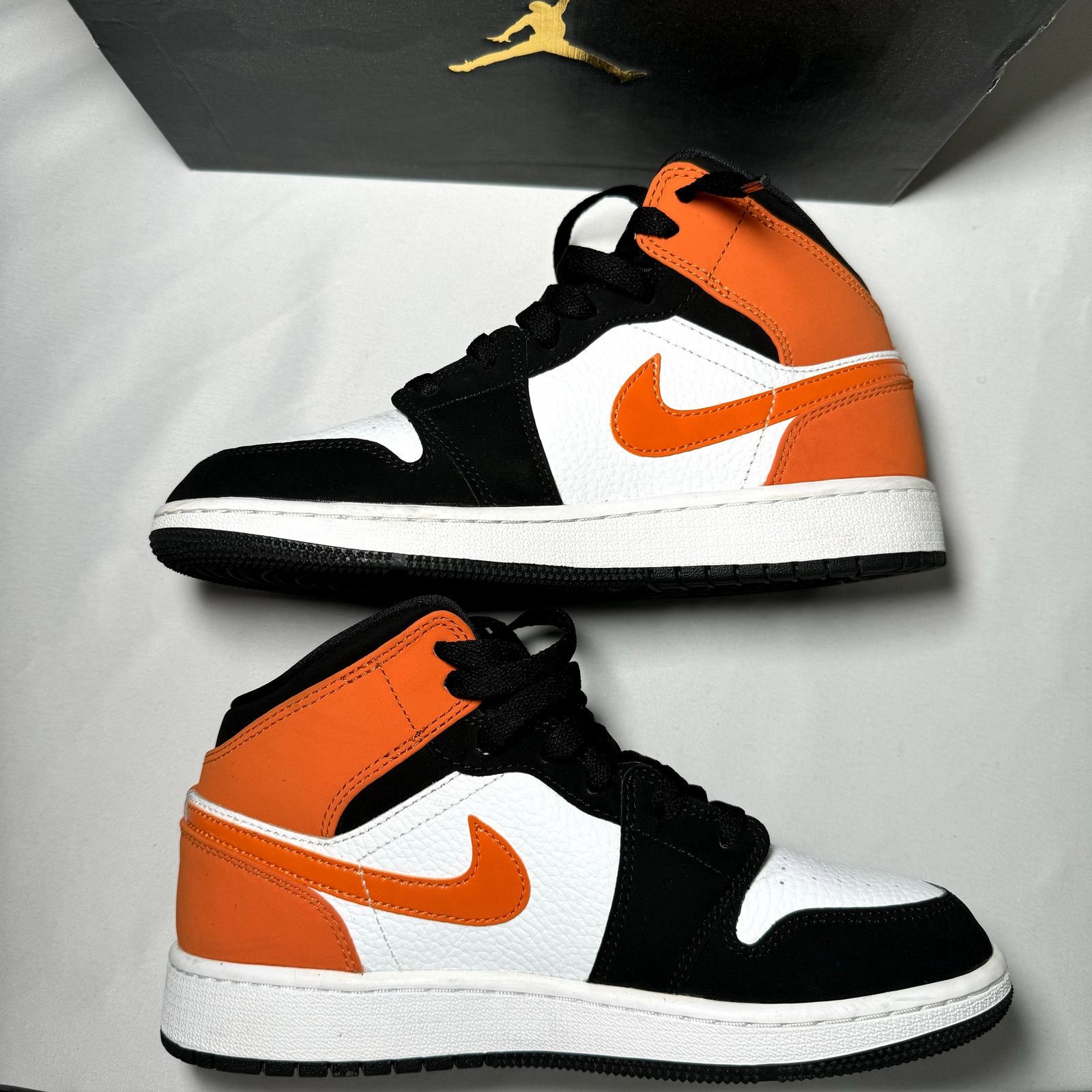 Jordan Brand × Nike Size 5 - Air Jordan 1 Mid GS Shattered Blackboard 2019 Shoes Size US 5 / EU 37 - 3 Thumbnail