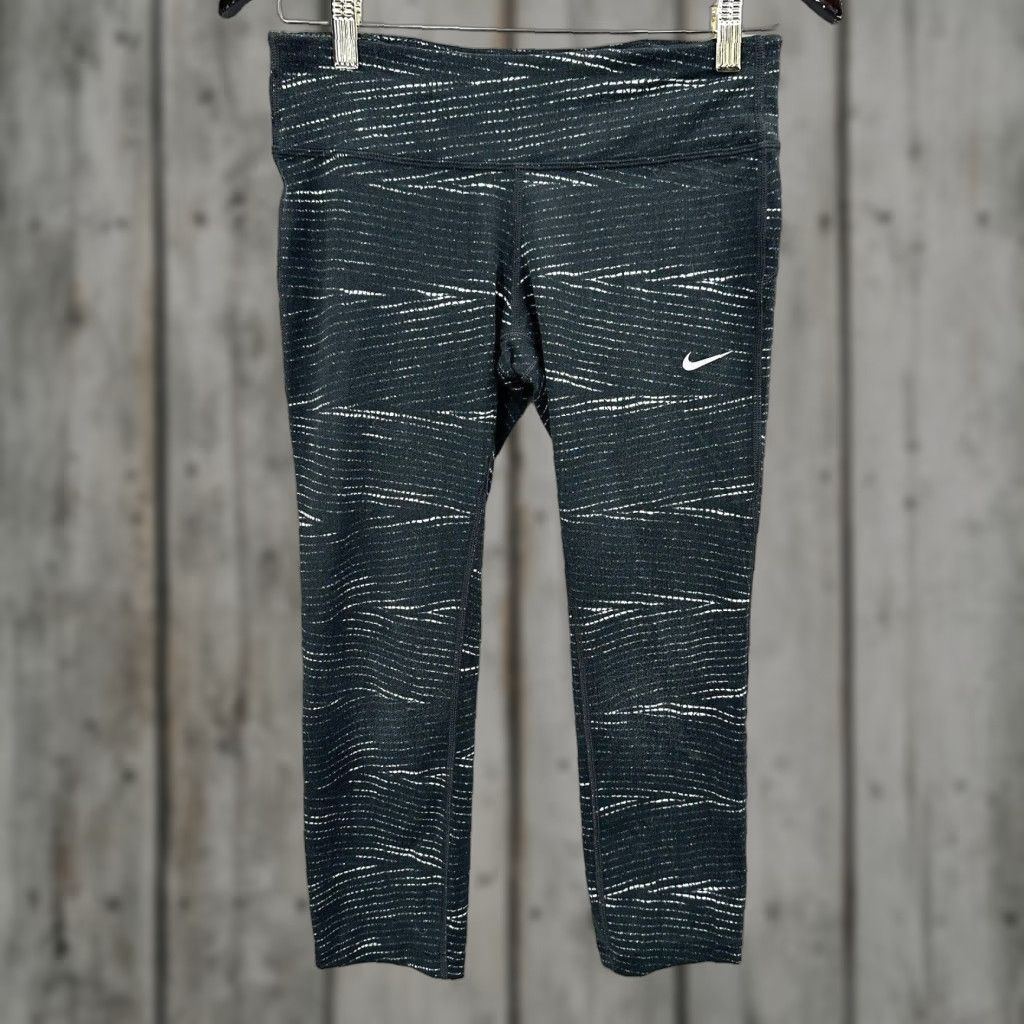 Nike Nike Womens Pants S Cropped Training Straight Capri Black Polyester Blend Spandex Dri-FIT Athleisure Cropped Nike Dri-FIT Womens Pants 2020s Size 28" / US 6 / IT 42 - 1 Thumbnail
