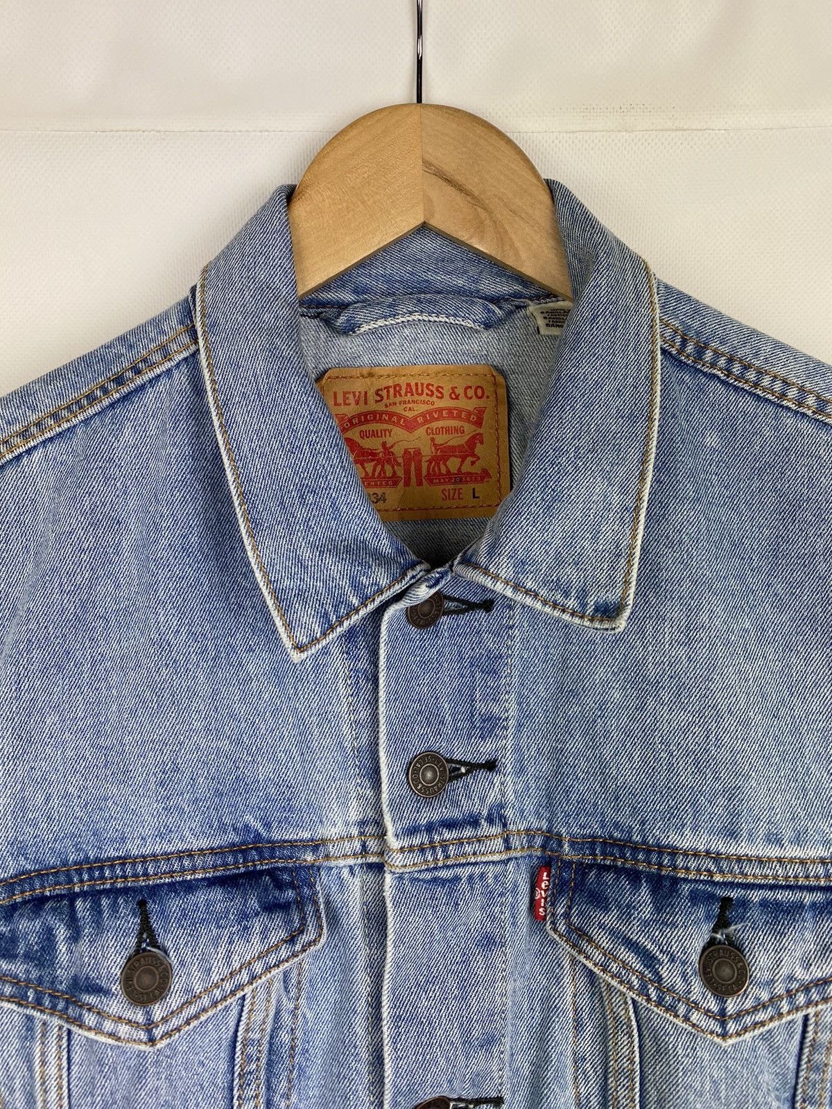 Levi's Levi’s men’s denim trucker jacket size L light blue Size US L / EU 52-54 / 3 - 4 Thumbnail