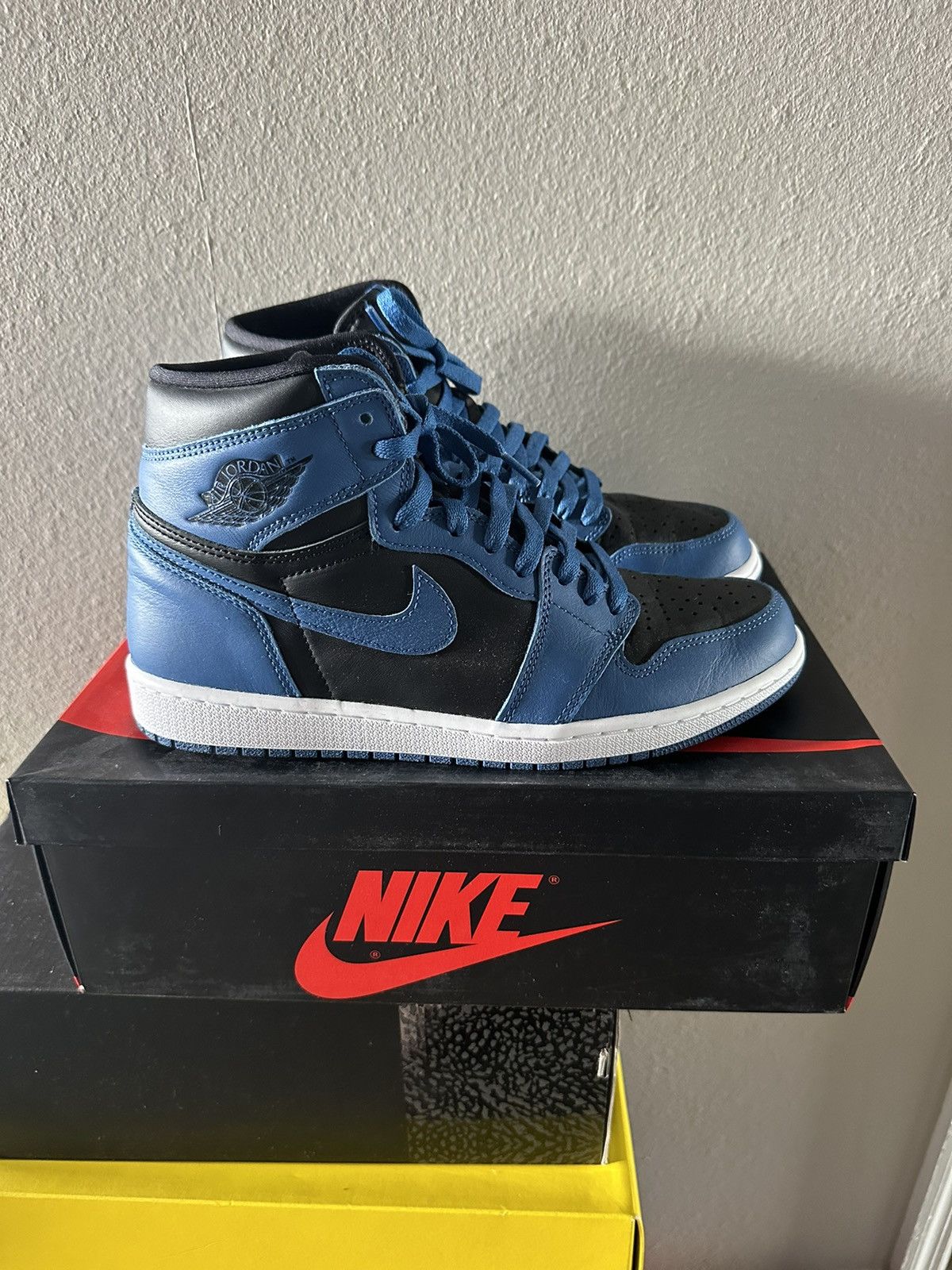 Jordan Brand Jordan 1 Retro High OG Dark Marina Blue Size US 10 / EU 43 - 1 Thumbnail