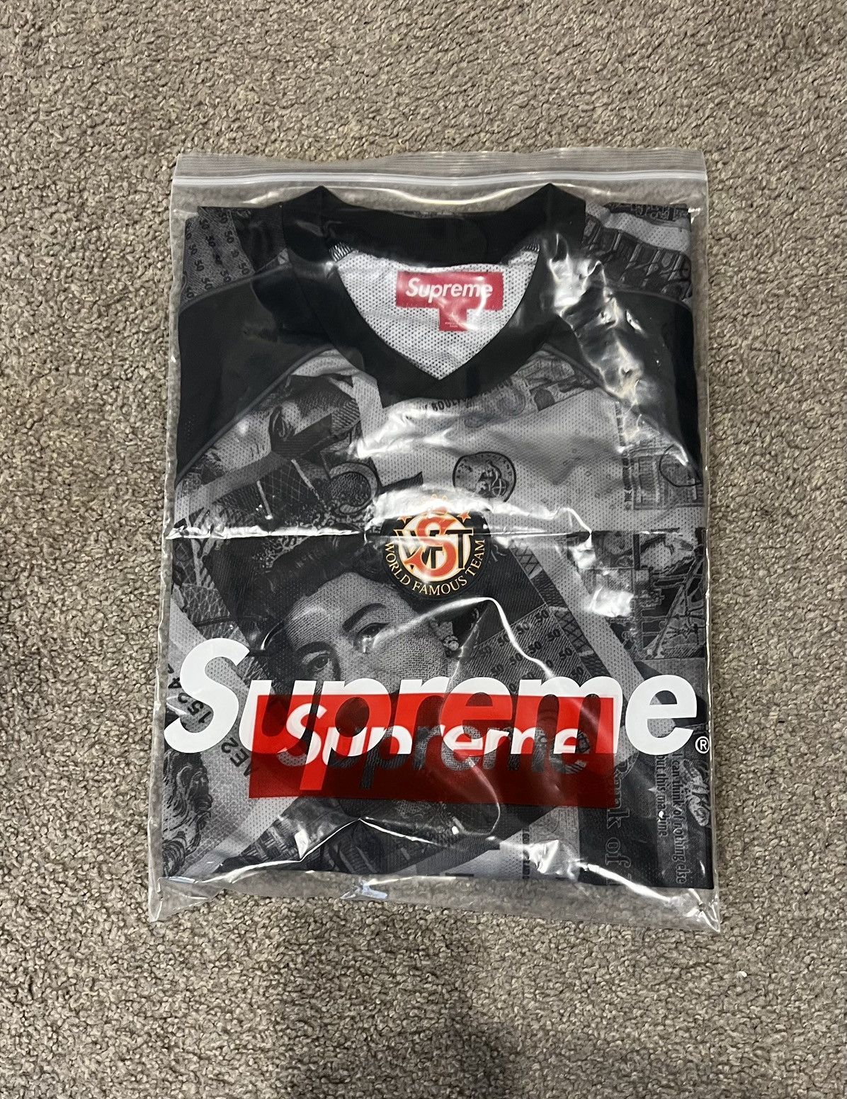 Supreme Supreme pounds soccer jersey large Size US L / EU 52-54 / 3 - 1 Thumbnail