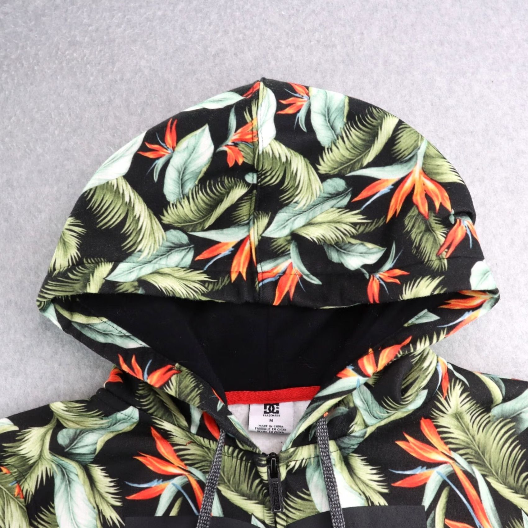 Vintage VINTAGE DC Shoes Hoodie Mens Size Medium Floral Hoodie Skateboard Logo Zip Up Size US M / EU 48-50 / 2 - 5 Thumbnail