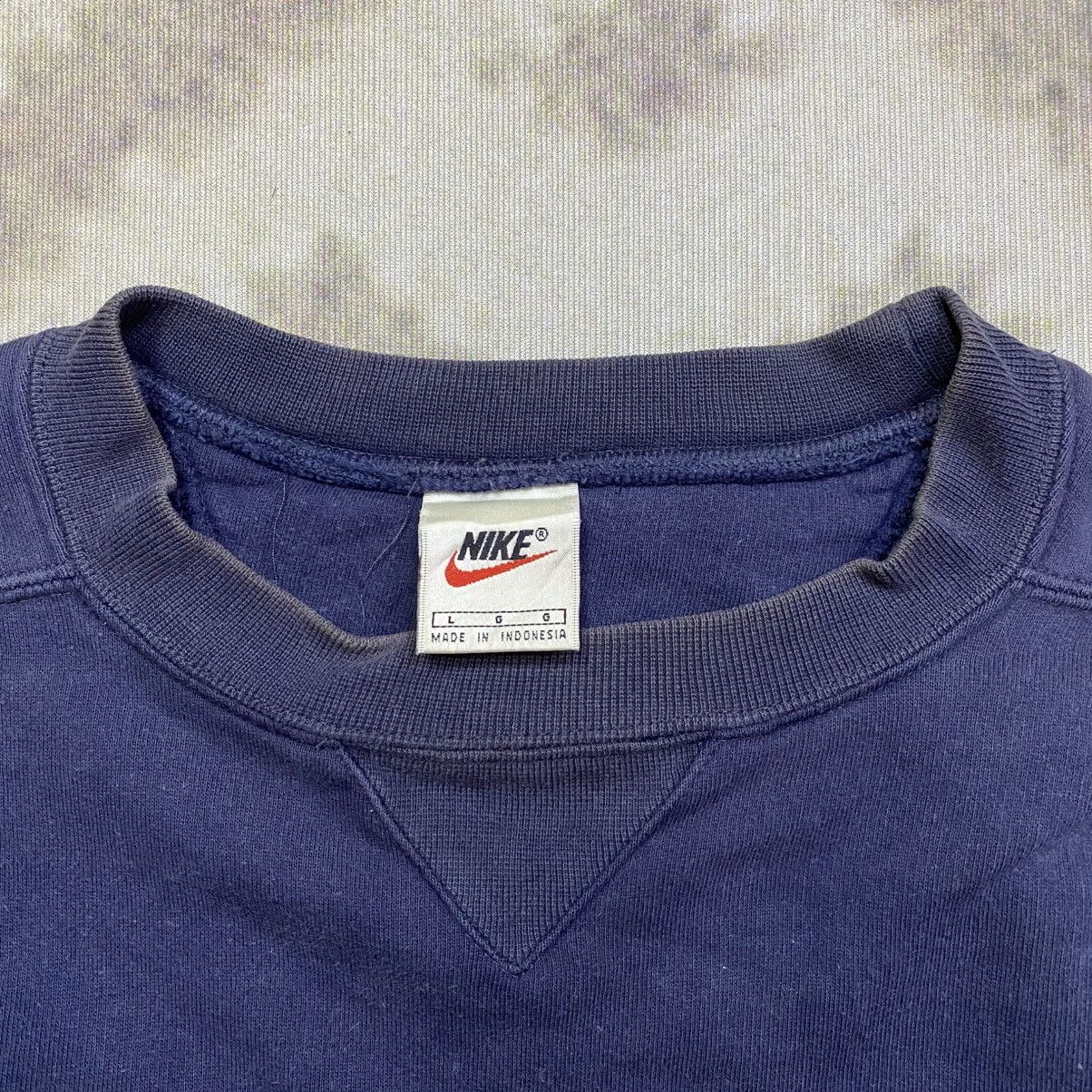 Nike Vintage Faded 90s NIKE Small Embroidered Swoosh Sweatshirt Size US L / EU 52-54 / 3 - 4 Thumbnail