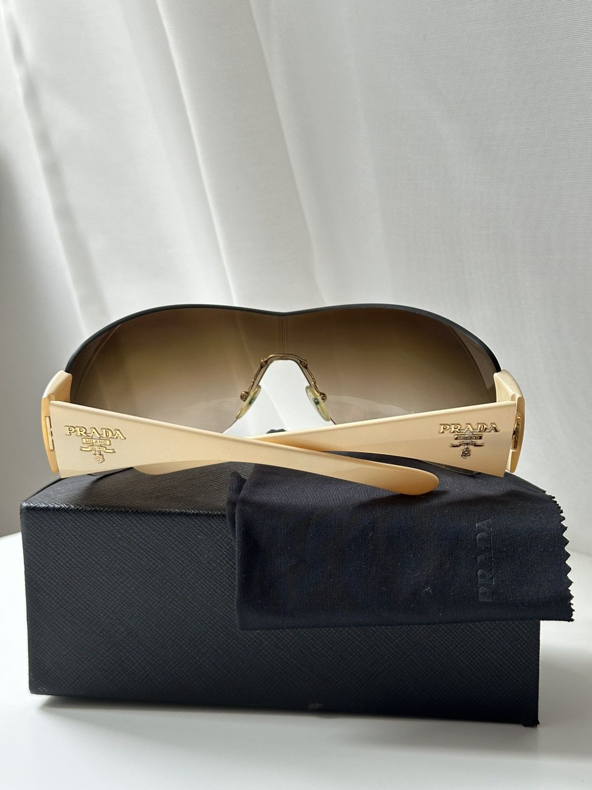 Prada Prada Vintage Unisex 00s Luxury Mask Sunglasses Size ONE SIZE - 2 Thumbnail