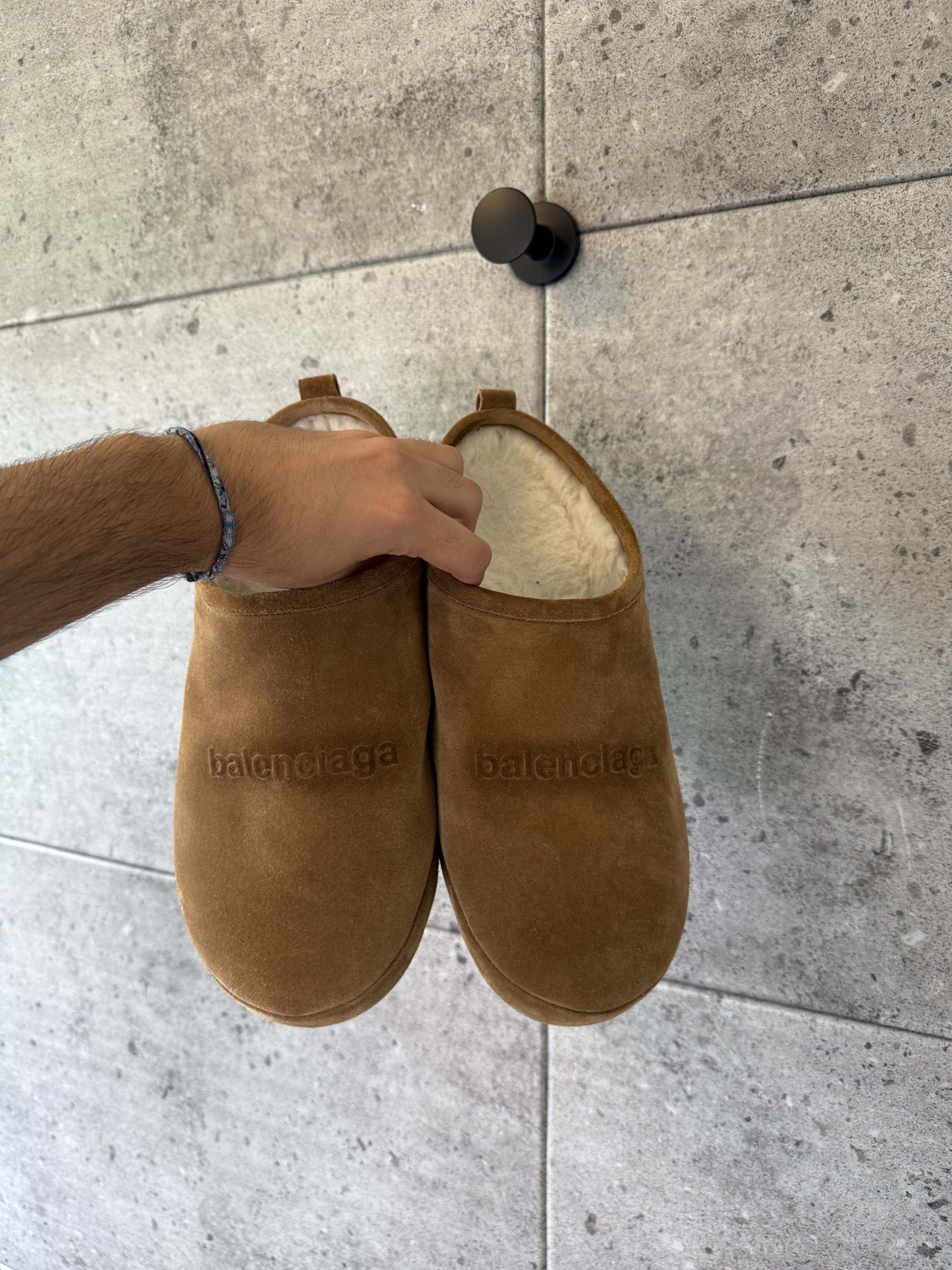 サンダル・ミュール Balenciaga Camel Suede Alaska Soft Slippers Balenciaga Alaska suede slippers Balenciaga